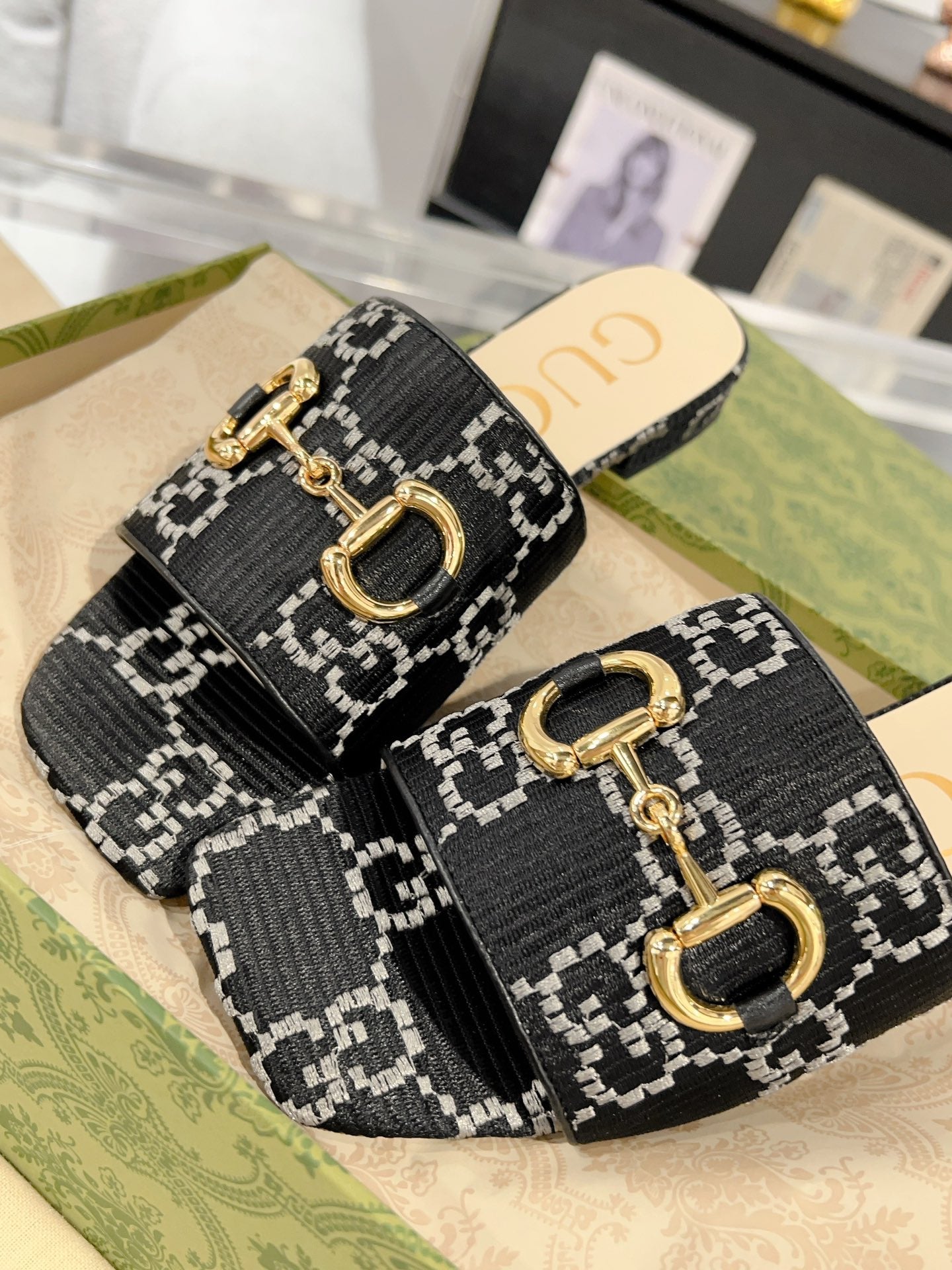GUCCI CHUNKY SLIDE SANDAL BLACK CALFSKIN