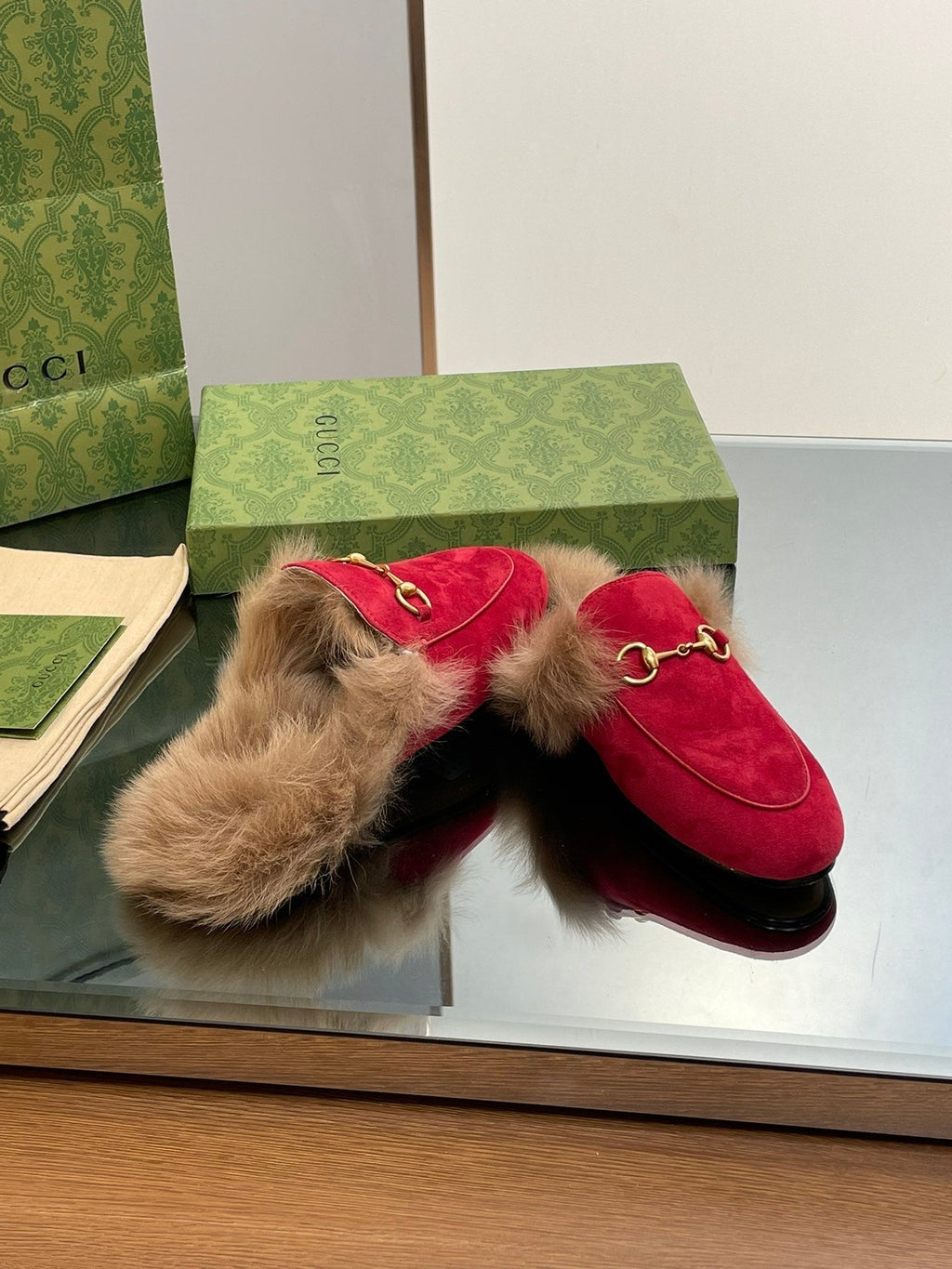 GUCCI HORSEBIT MULE IN CRIMSON RED SUEDE AND LAMB WOOL LINING