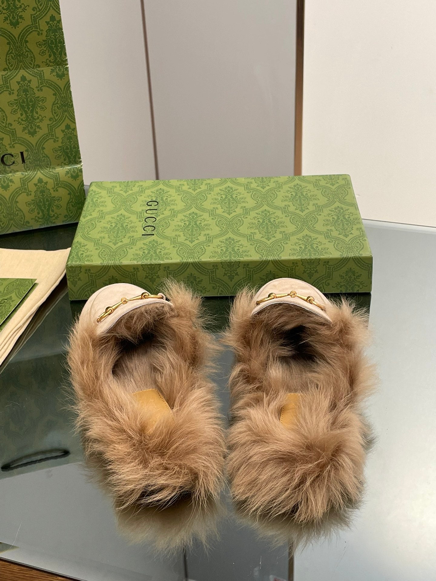 GUCCI HORSEBIT MULE IN TAN BROWN SUEDE AND LAMB WOOL LINING