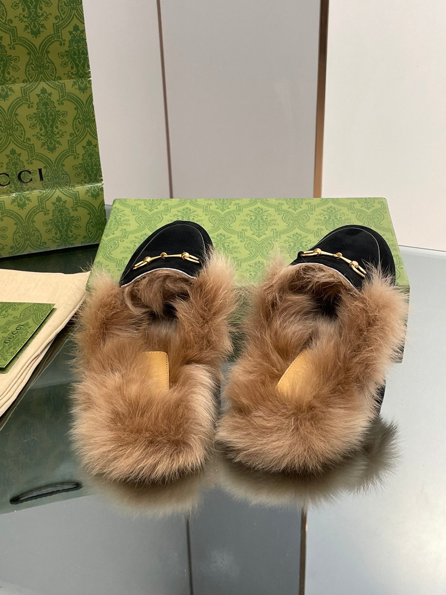 GUCCI HORSEBIT MULE IN BLACK SUEDE AND LAMB WOOL LINING