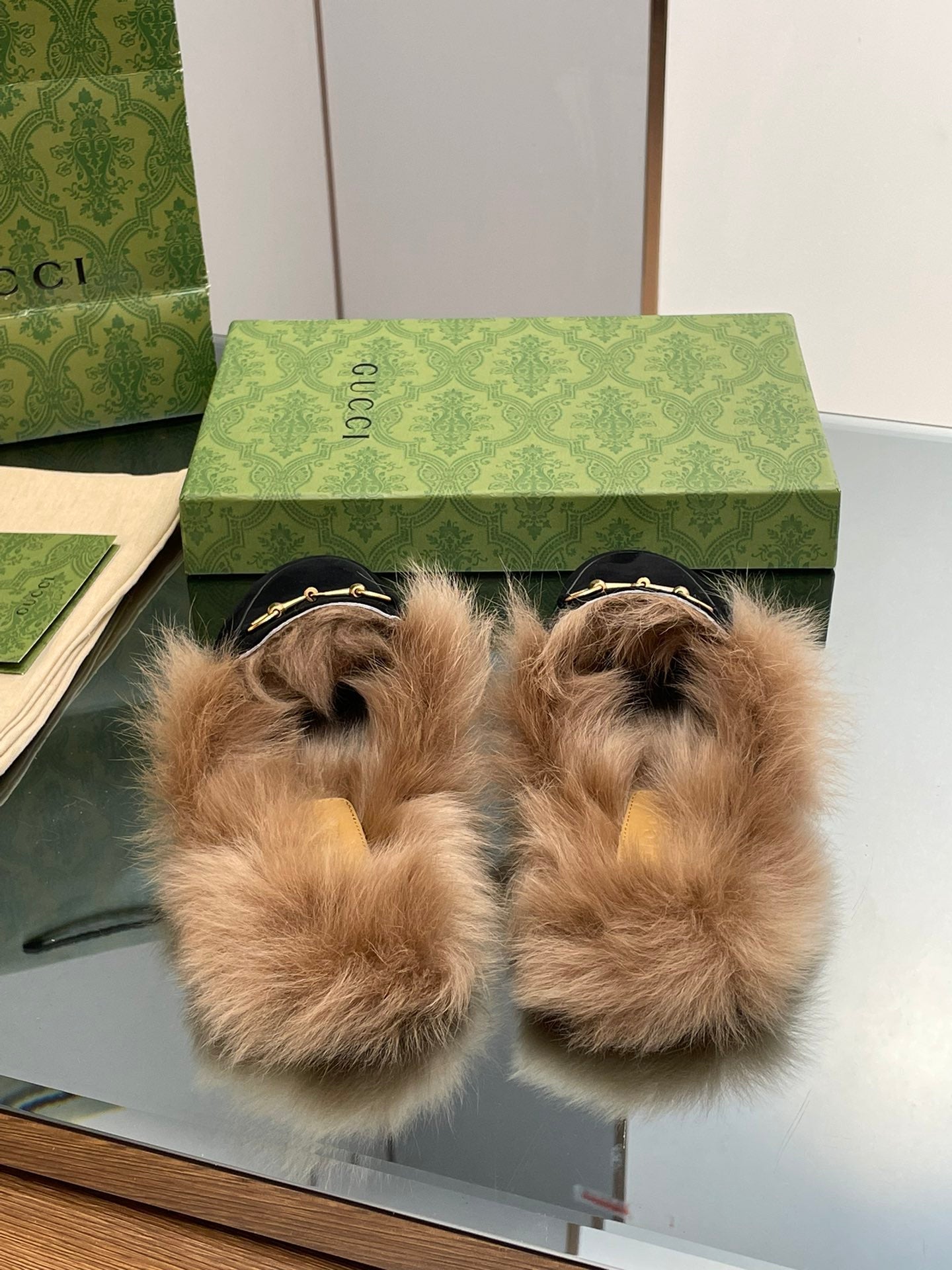 GUCCI HORSEBIT MULE IN BLACK SUEDE AND LAMB WOOL LINING