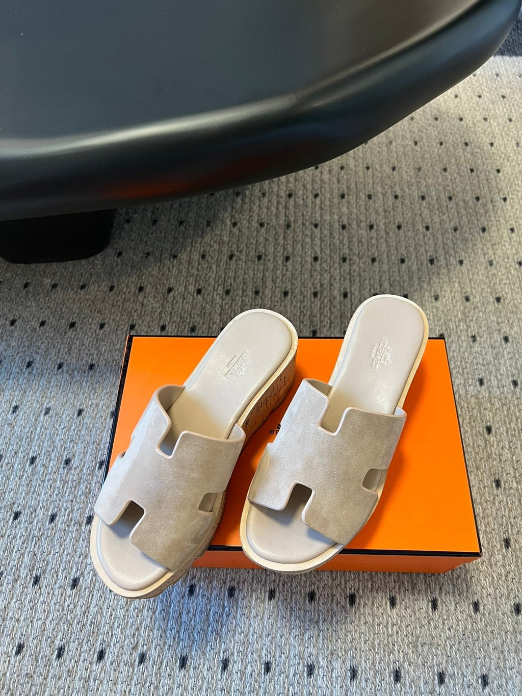 HERMES EZE SANDAL PLATFORM 85 MM IN PALE GRAY SUEDE