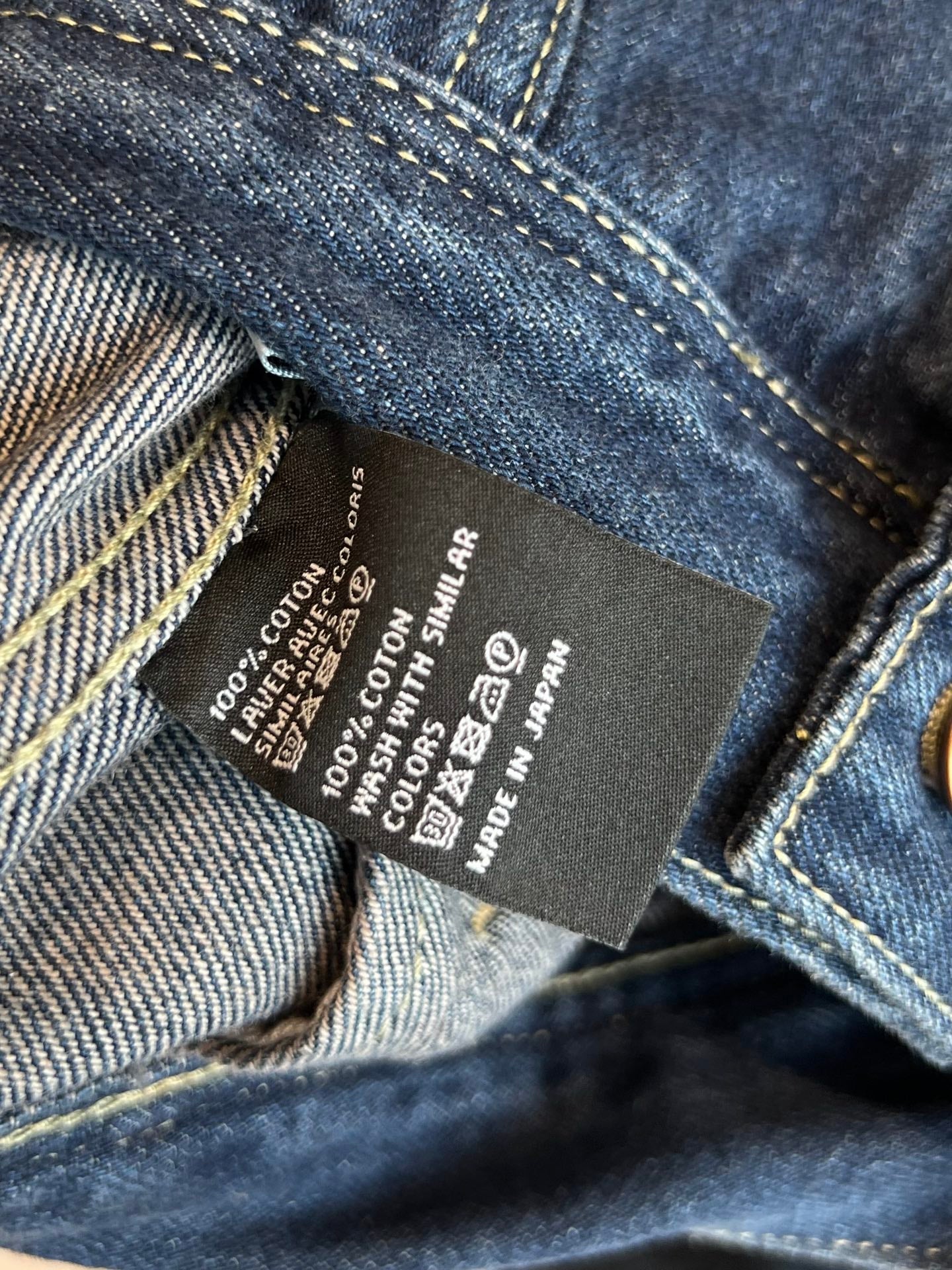 CELINE CLASSIC TRUCKER JACKET INDIGO DENIM CONTRAST STITCHING SILVER BUTTONS          Ask ChatGPT