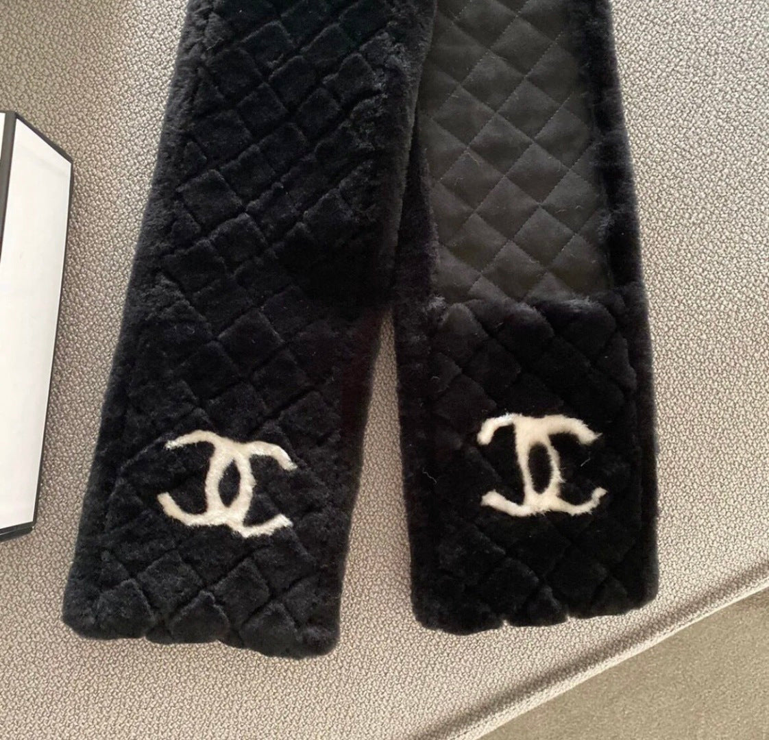 CHANEL 25S SCARF 120 IN FAUX FUR 876358