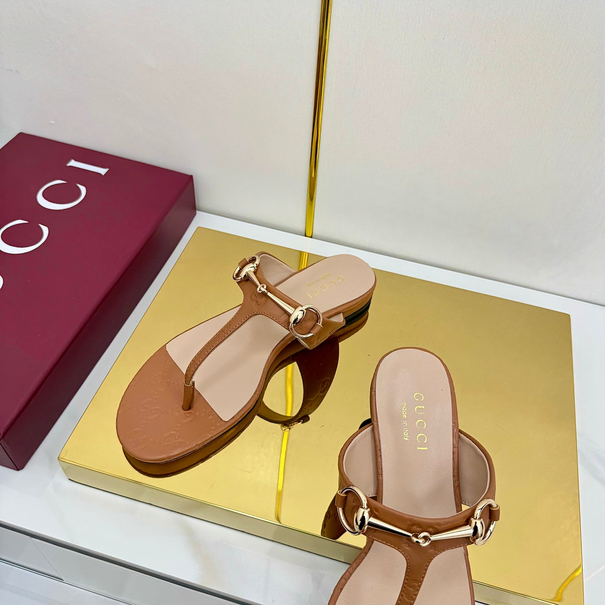 GUCCI THONG SANDALS IN BROWN LAMBSKIN PRINTED LOGO WITH GOLD HARDWARE