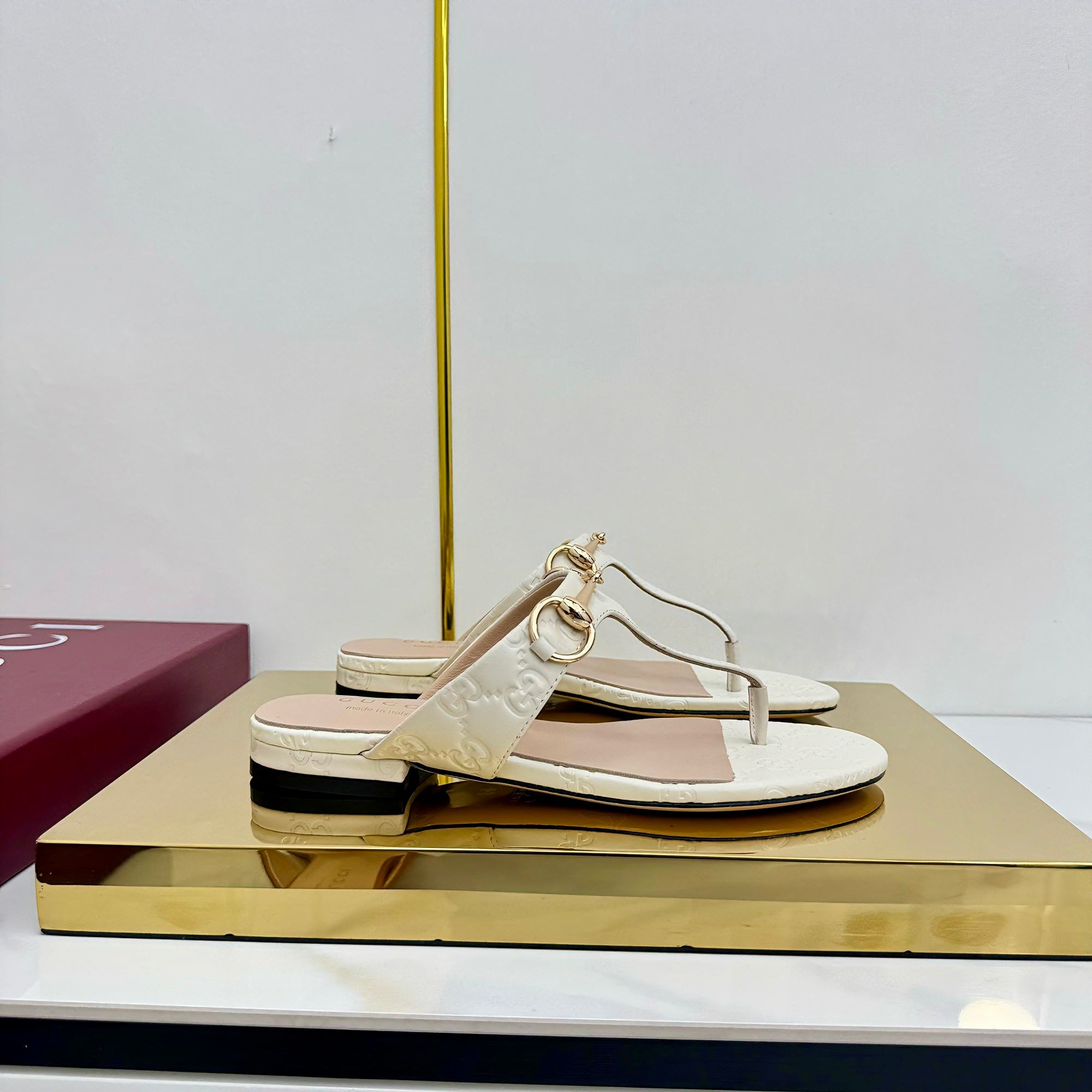 GUCCI THONG SANDALS IN CREAM WHITE LAMBSKIN PRINTED LOGO WITH GOLD HARDWARE