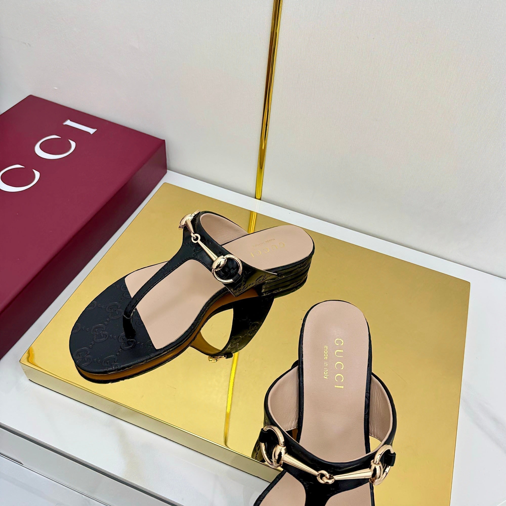 GUCCI THONG SANDALS IN BLACK LAMBSKIN PRINTED LOGO WITH GOLD HARDWARE
