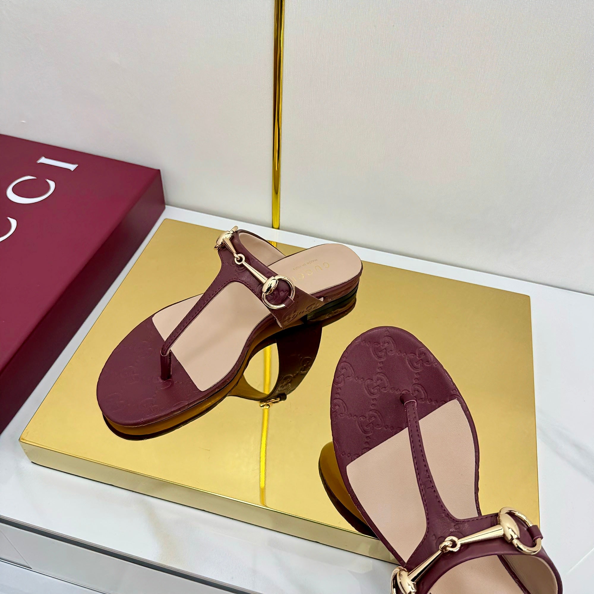 GUCCI THONG SANDALS IN RED LAMBSKIN PRINTED LOGO WITH GOLD HARDWARE