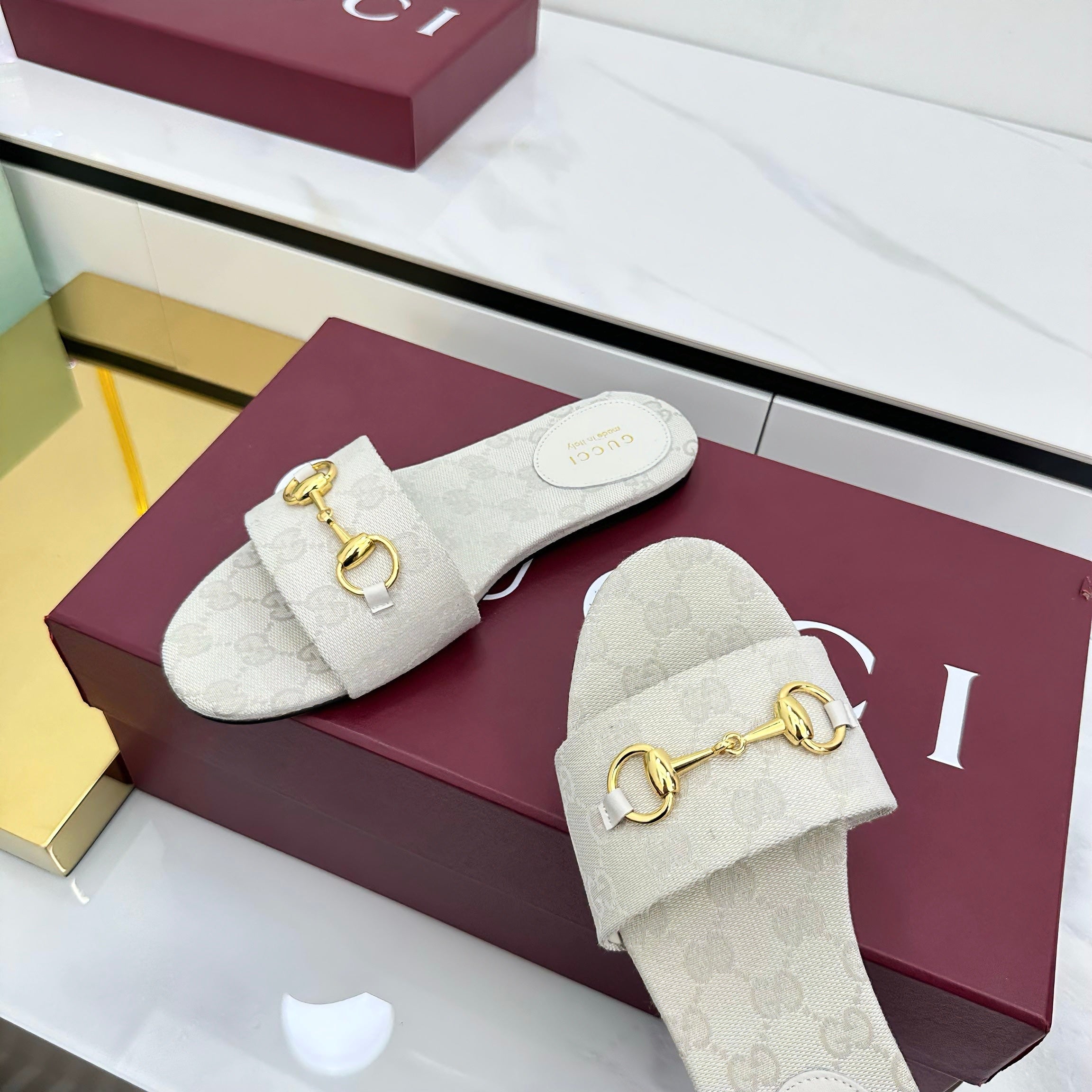 GUCCI SLIDES IN IVORY WITH GOLD HARDWARE
