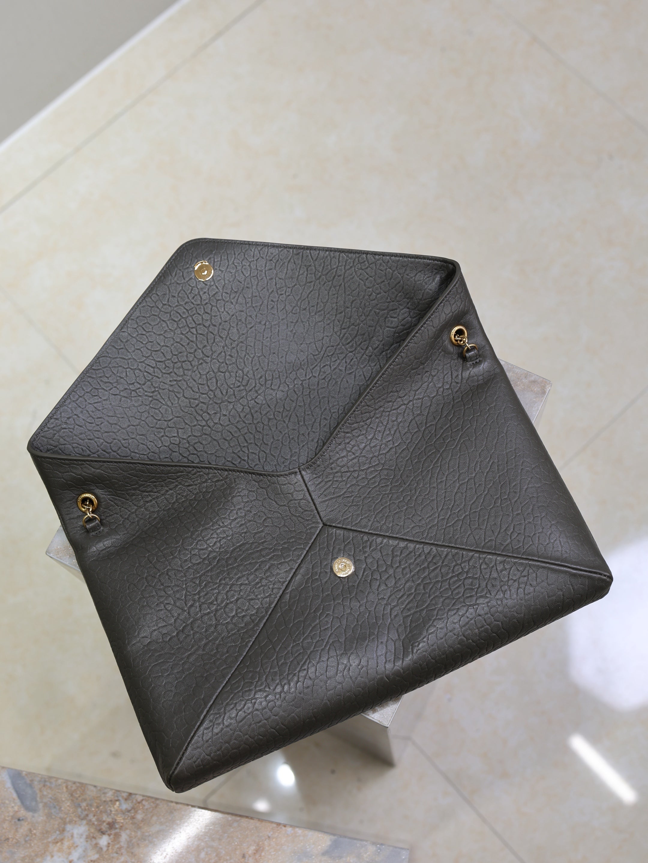 YSL 25S CASSANDRE ENVELOPE MESSENGER 35 IN LIGHT MUSK LAMBSKIN GOLD HARDWARE