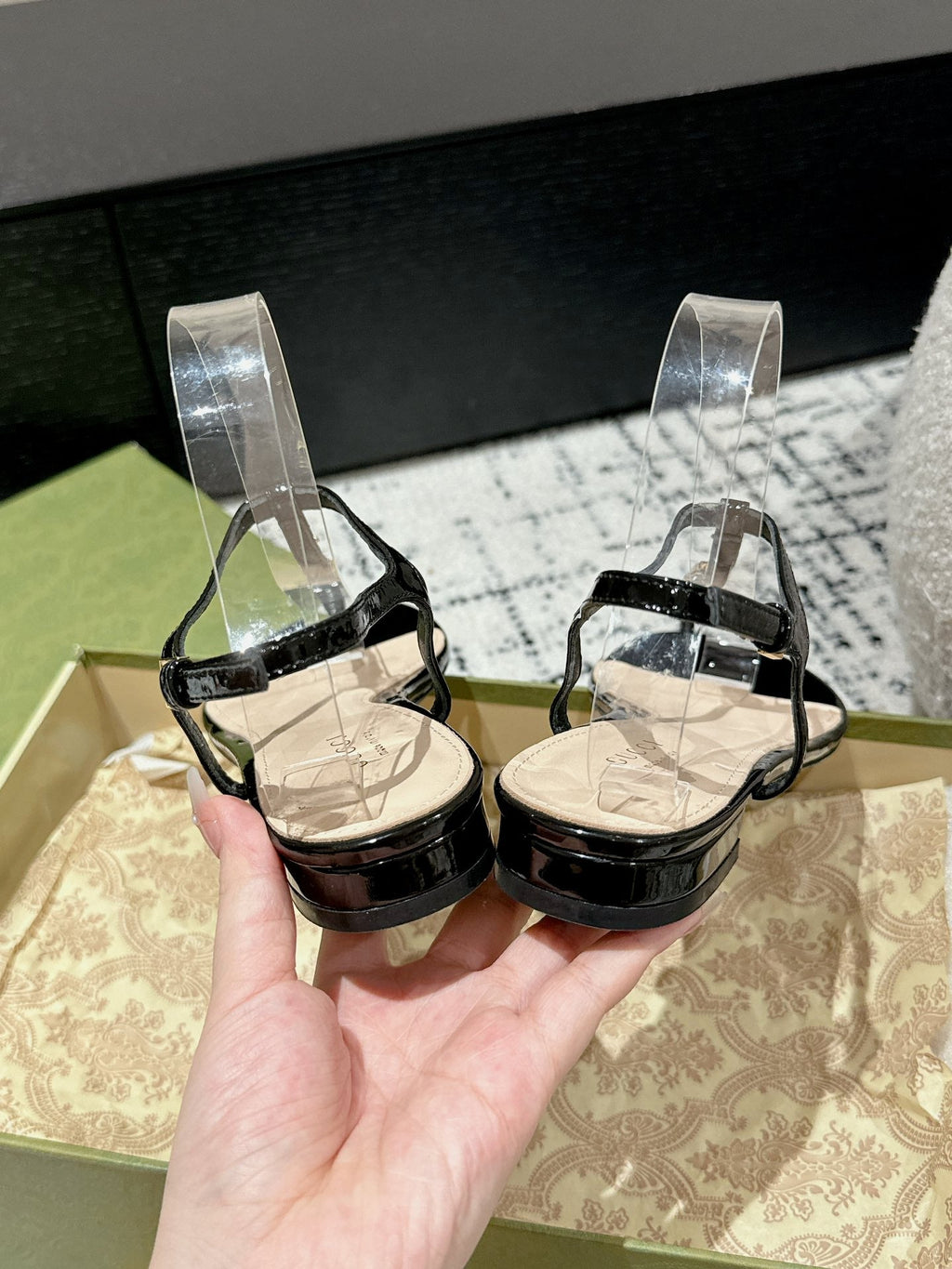 GUCCI THONG SANDAL IN BLACK CALFSKIN WITH GOLD HARDWARE