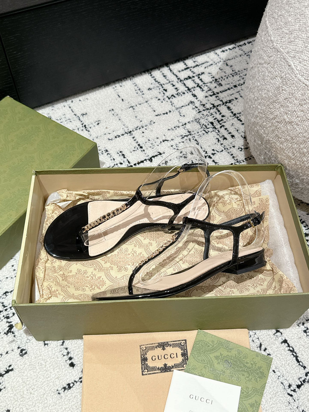 GUCCI THONG SANDAL IN BLACK CALFSKIN WITH GOLD HARDWARE