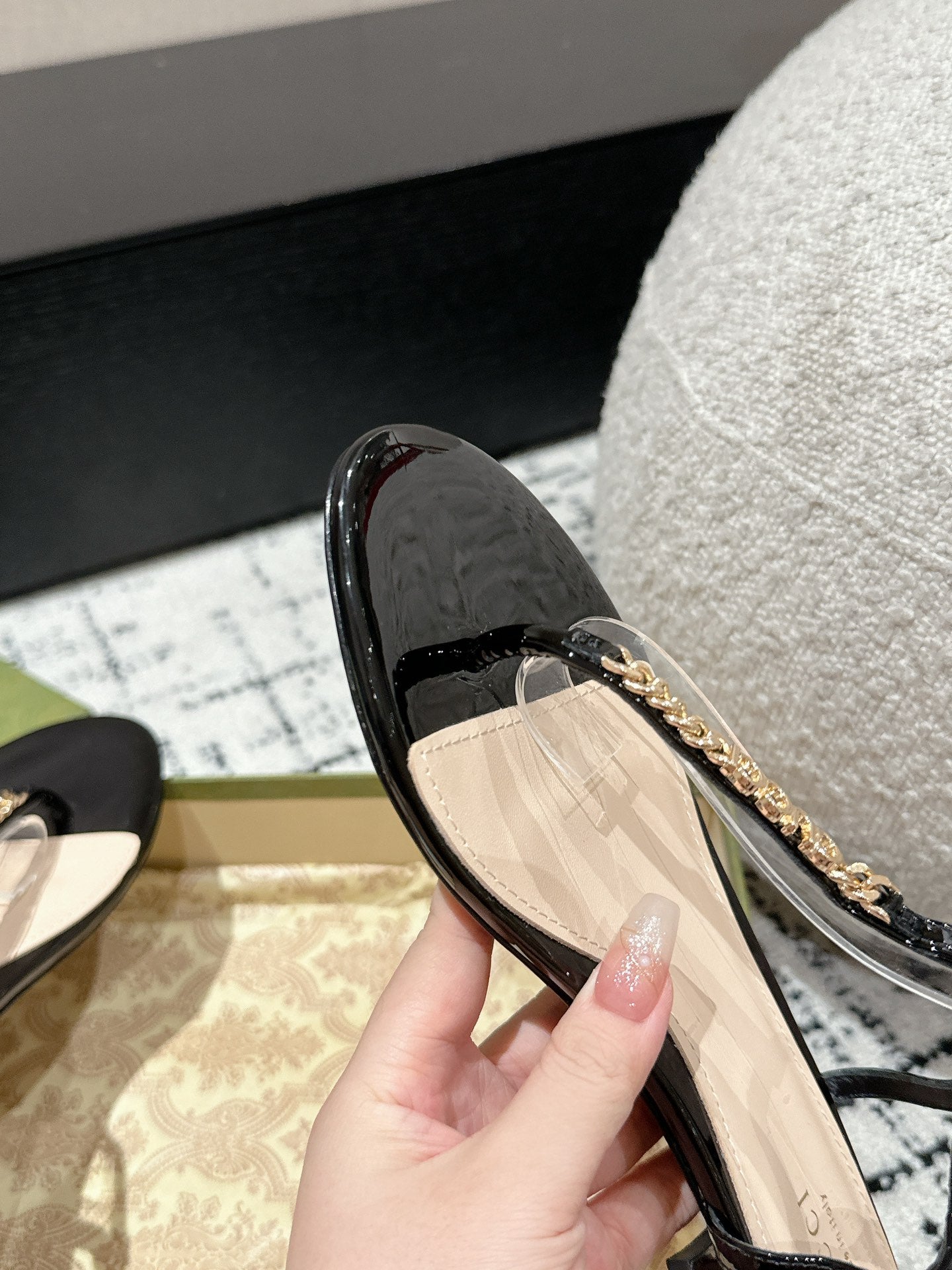 GUCCI THONG SANDAL IN BLACK CALFSKIN WITH GOLD HARDWARE