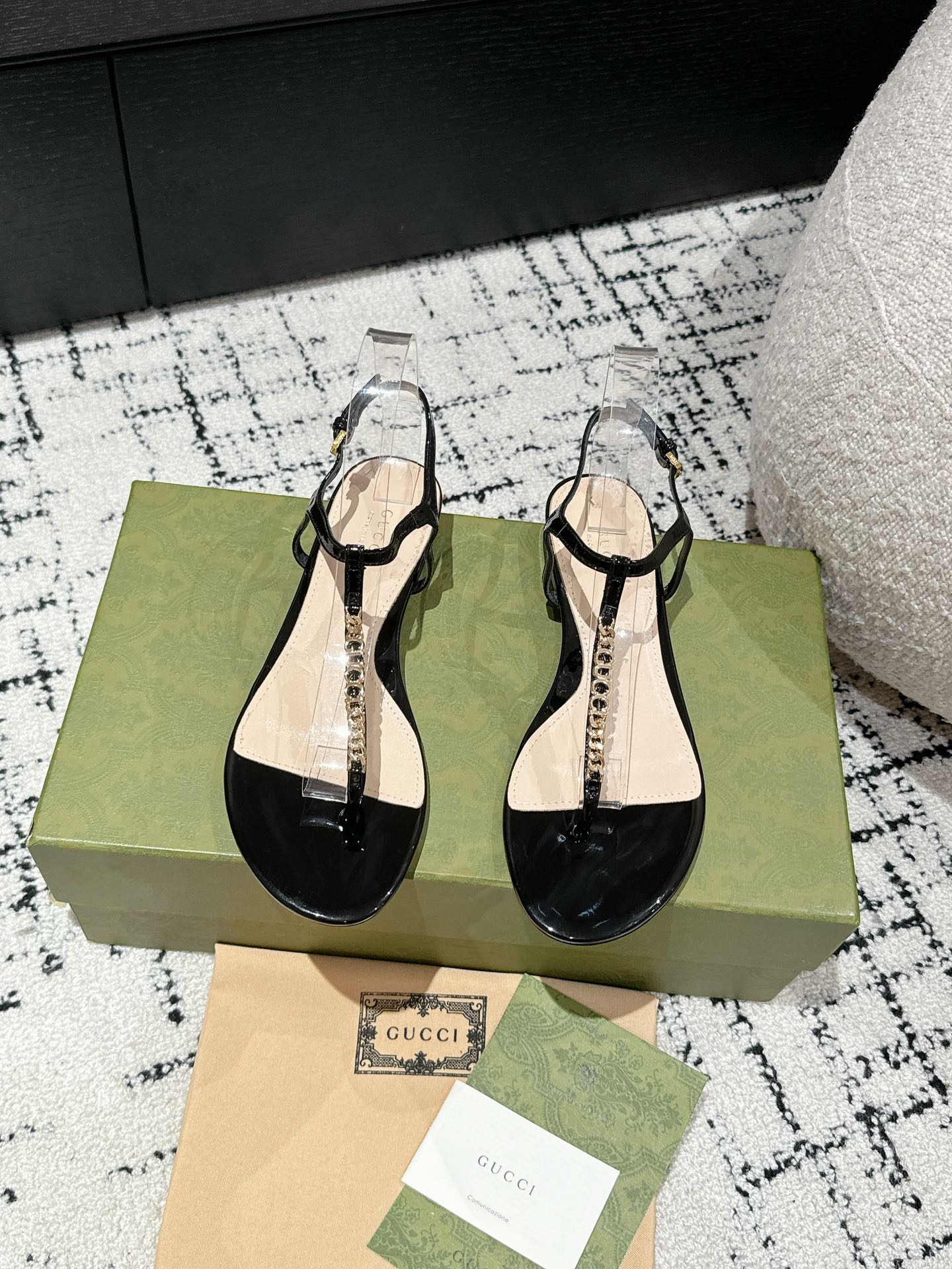 GUCCI THONG SANDAL IN BLACK CALFSKIN WITH GOLD HARDWARE