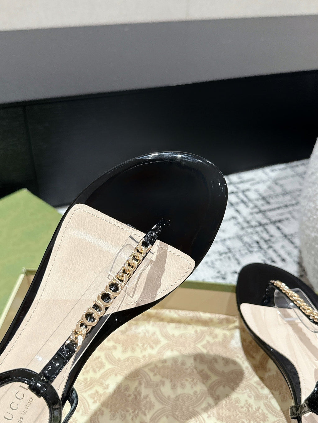 GUCCI THONG SANDAL IN BLACK CALFSKIN WITH GOLD HARDWARE