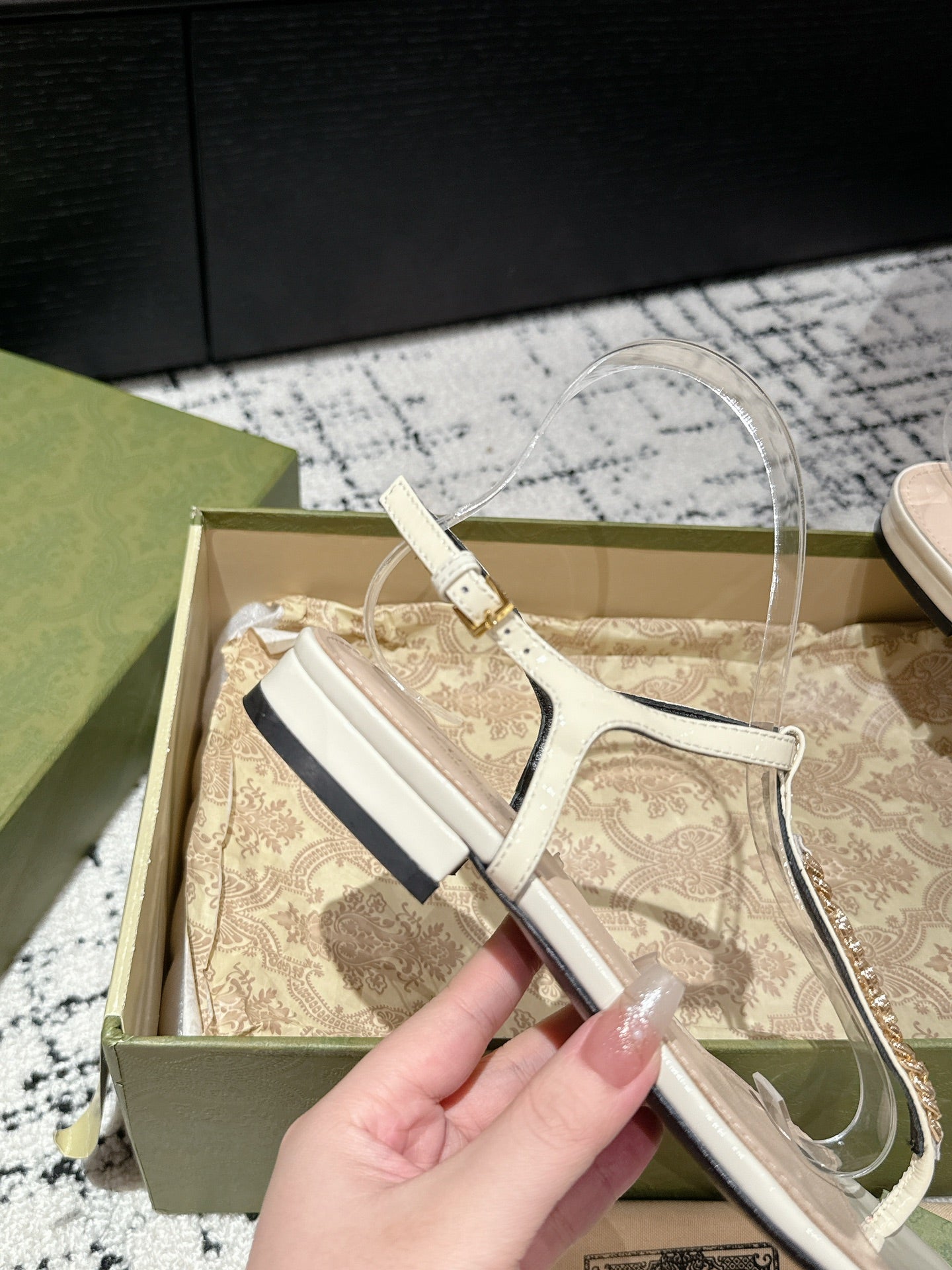 GUCCI THONG SANDAL IN WHITE CALFSKIN WITH GOLD HARDWARE