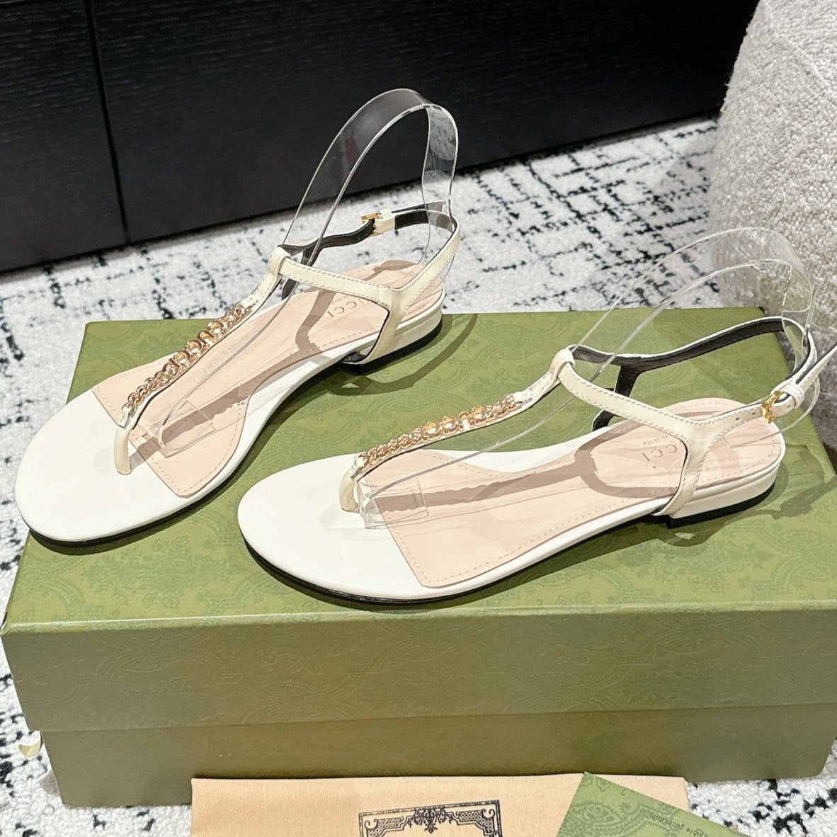 GUCCI THONG SANDAL IN WHITE CALFSKIN WITH GOLD HARDWARE
