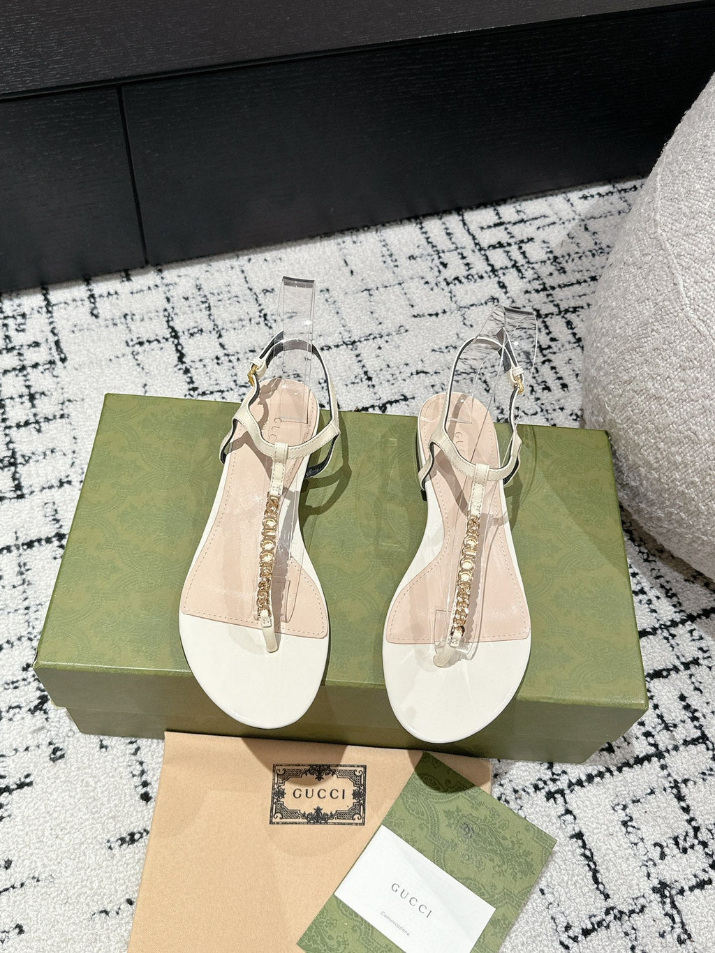 GUCCI THONG SANDAL IN WHITE CALFSKIN WITH GOLD HARDWARE