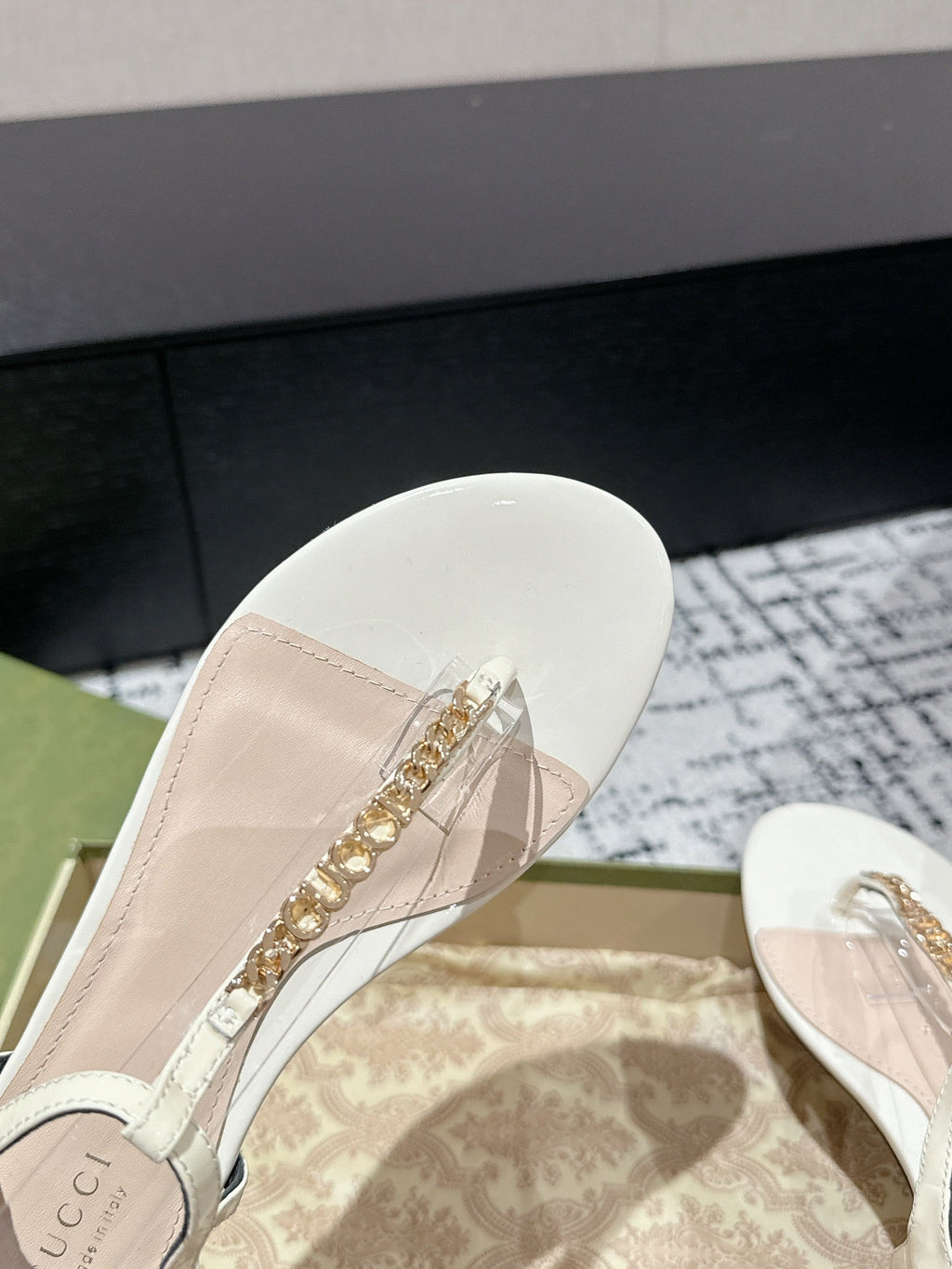 GUCCI THONG SANDAL IN WHITE CALFSKIN WITH GOLD HARDWARE