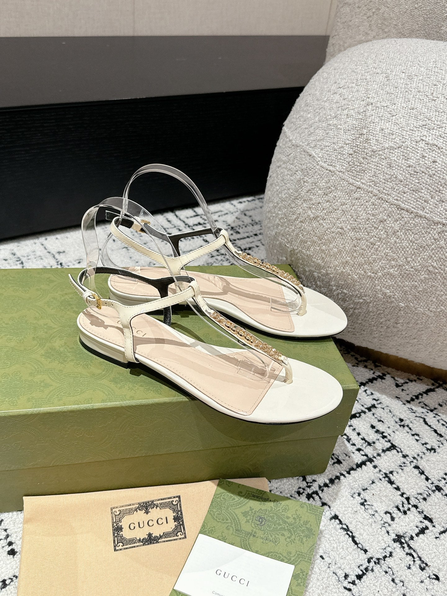 GUCCI THONG SANDAL IN WHITE CALFSKIN WITH GOLD HARDWARE