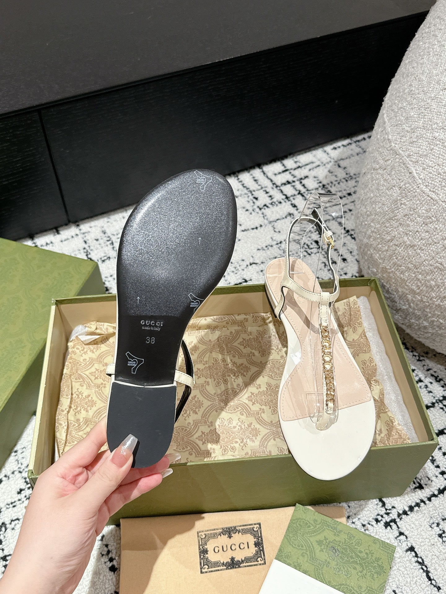 GUCCI THONG SANDAL IN WHITE CALFSKIN WITH GOLD HARDWARE