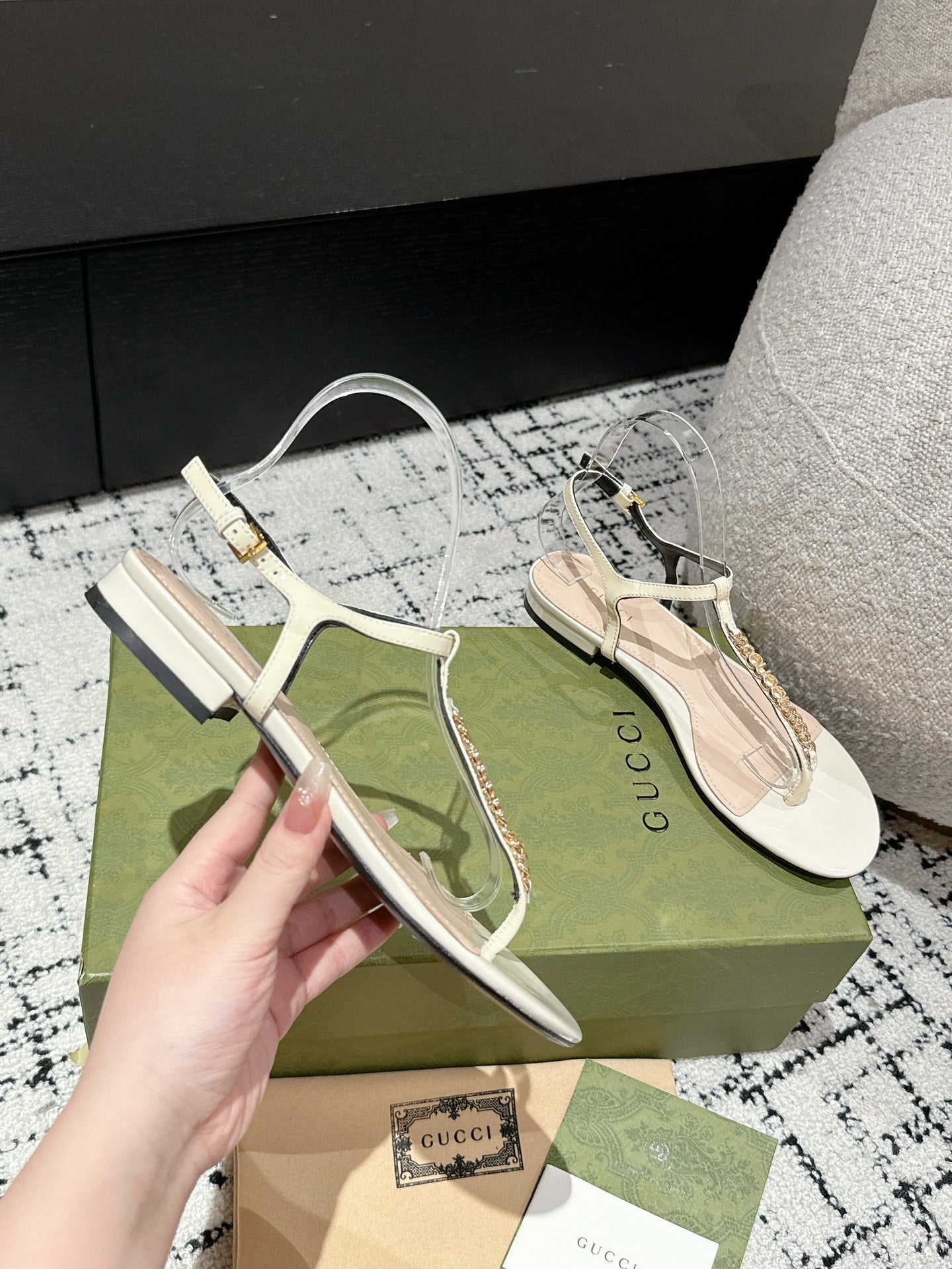 GUCCI THONG SANDAL IN WHITE CALFSKIN WITH GOLD HARDWARE