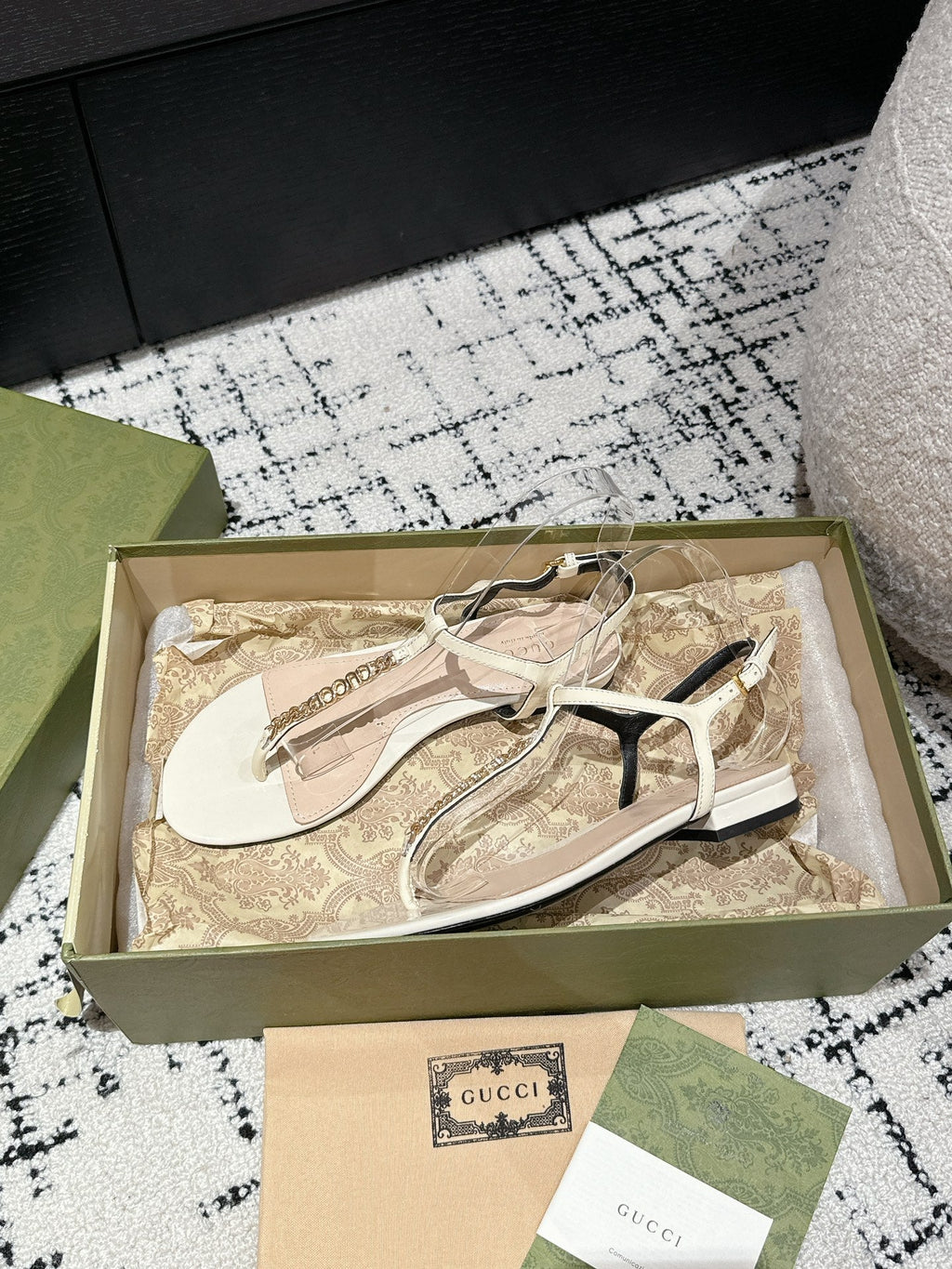 GUCCI THONG SANDAL IN WHITE CALFSKIN WITH GOLD HARDWARE