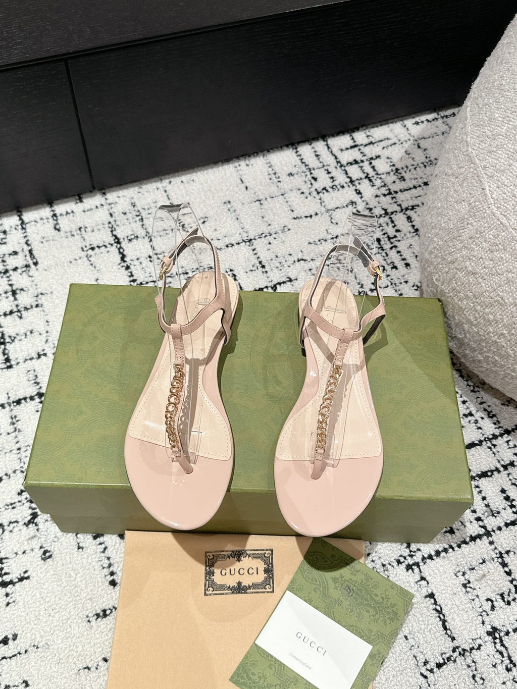 GUCCI THONG SANDAL IN ALMOND BEIGE CALFSKIN WITH GOLD HARDWARE