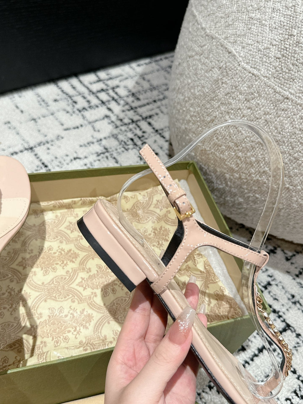 GUCCI THONG SANDAL IN ALMOND BEIGE CALFSKIN WITH GOLD HARDWARE