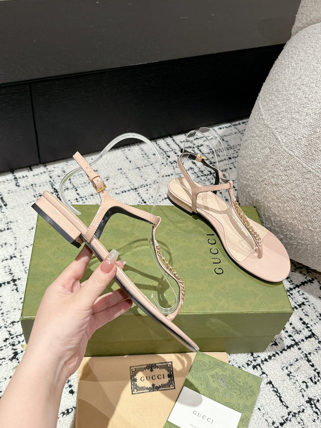 GUCCI THONG SANDAL IN ALMOND BEIGE CALFSKIN WITH GOLD HARDWARE