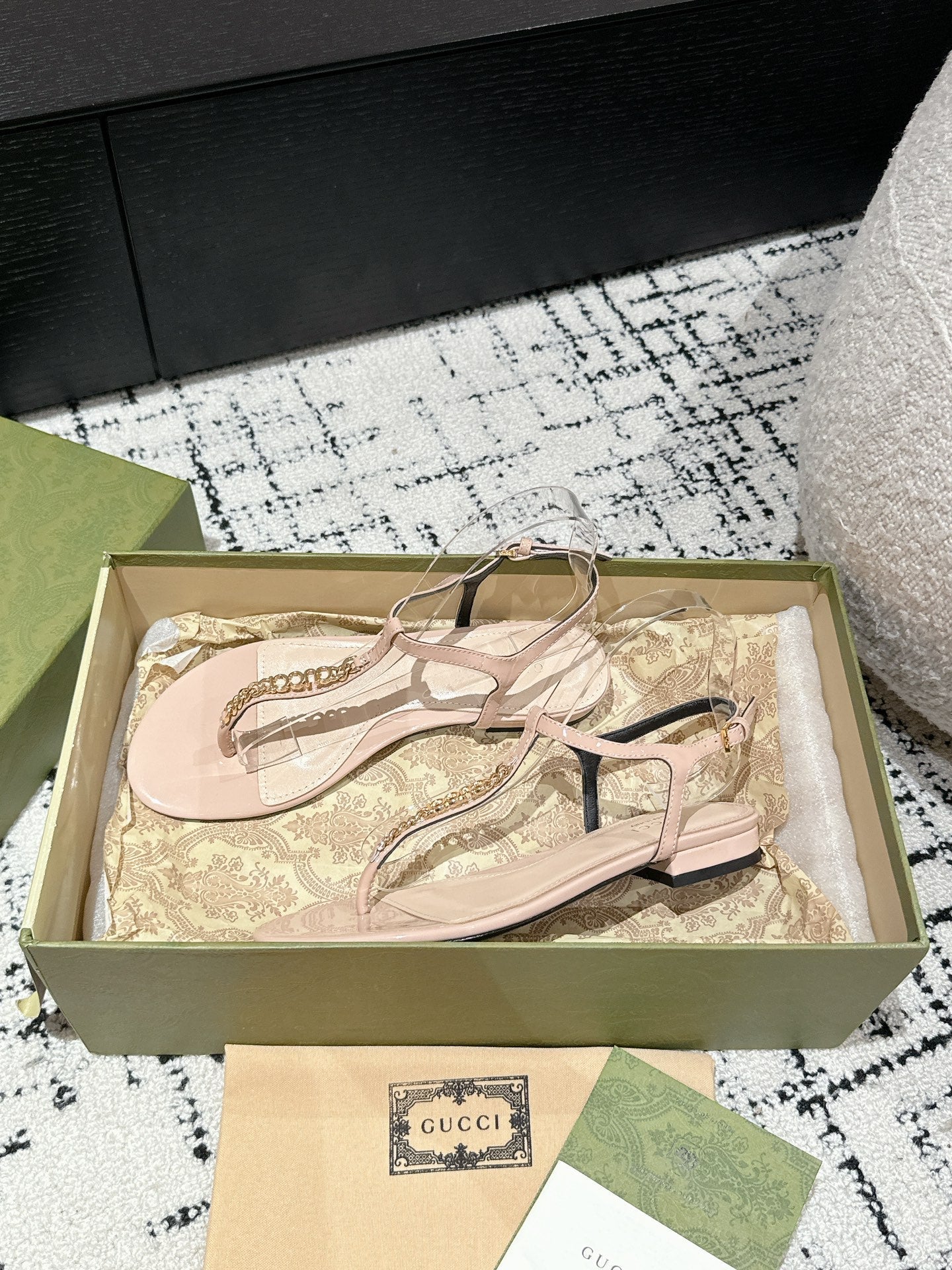 GUCCI THONG SANDAL IN ALMOND BEIGE CALFSKIN WITH GOLD HARDWARE