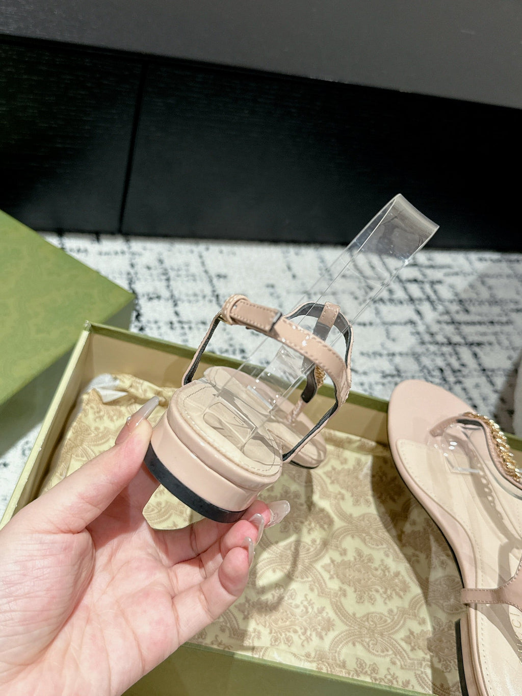 GUCCI THONG SANDAL IN ALMOND BEIGE CALFSKIN WITH GOLD HARDWARE