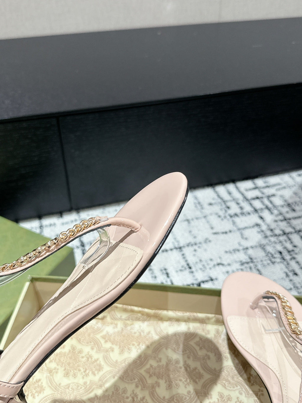 GUCCI THONG SANDAL IN ALMOND BEIGE CALFSKIN WITH GOLD HARDWARE