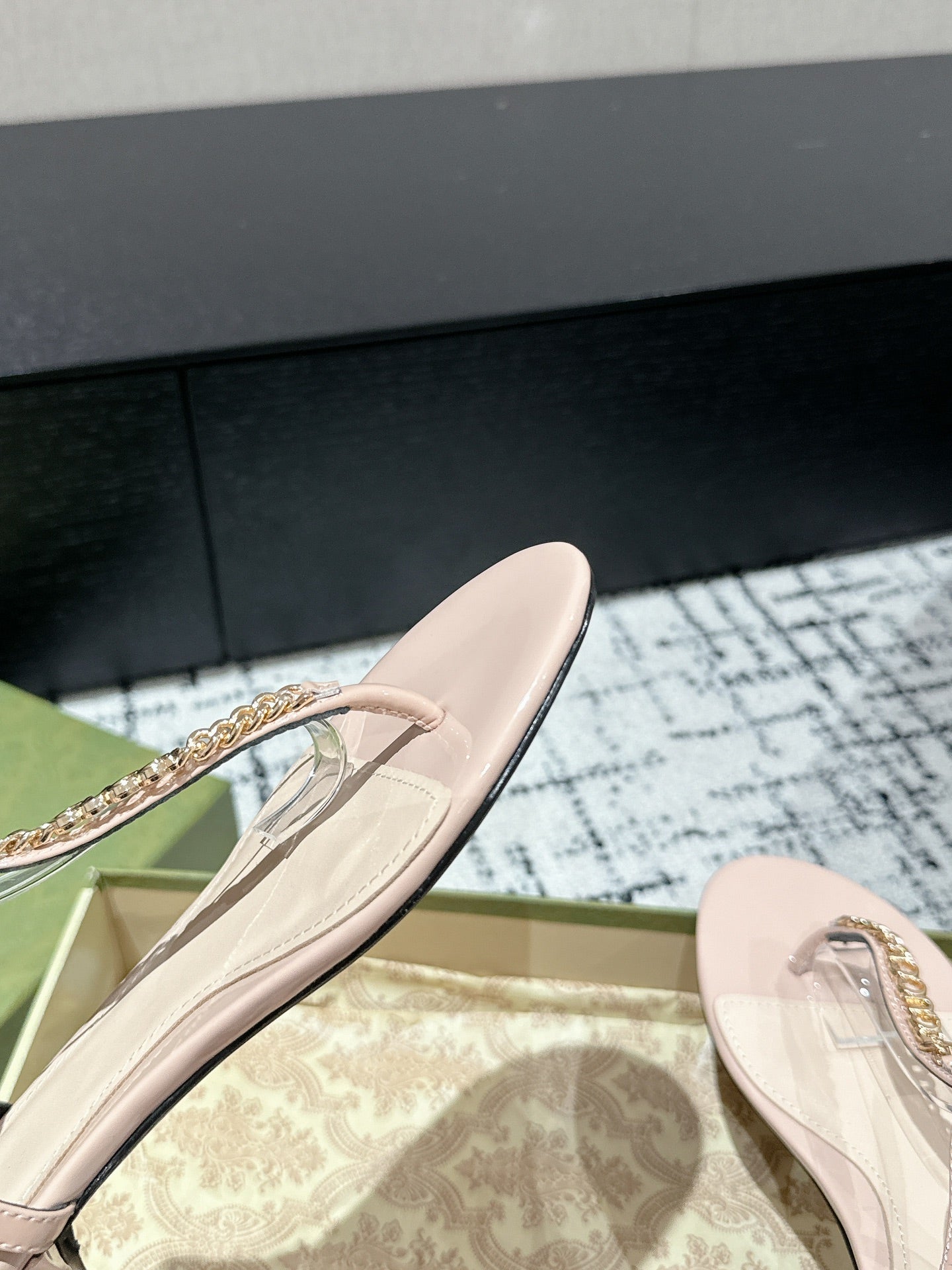 GUCCI THONG SANDAL IN ALMOND BEIGE CALFSKIN WITH GOLD HARDWARE