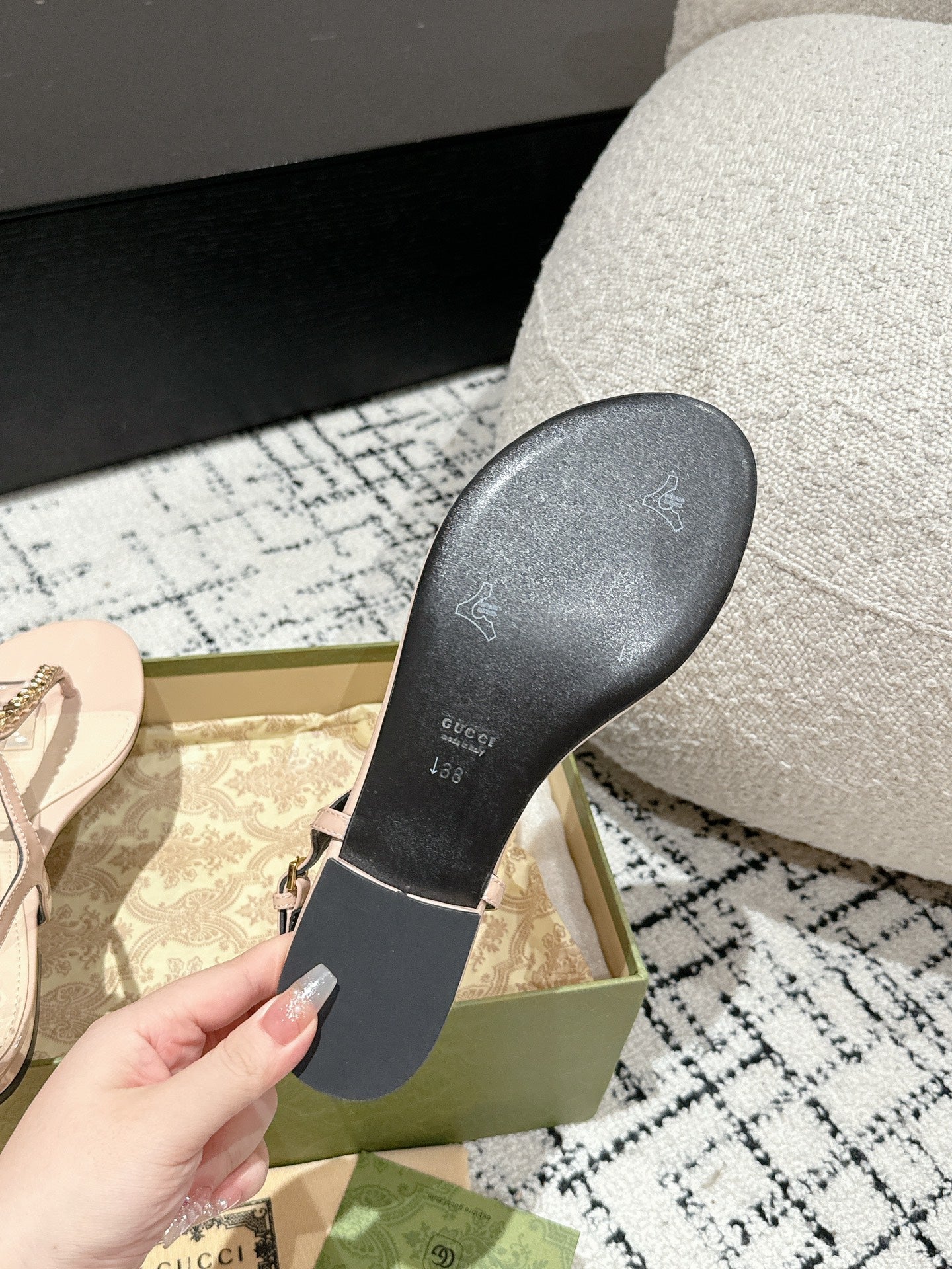 GUCCI THONG SANDAL IN ALMOND BEIGE CALFSKIN WITH GOLD HARDWARE