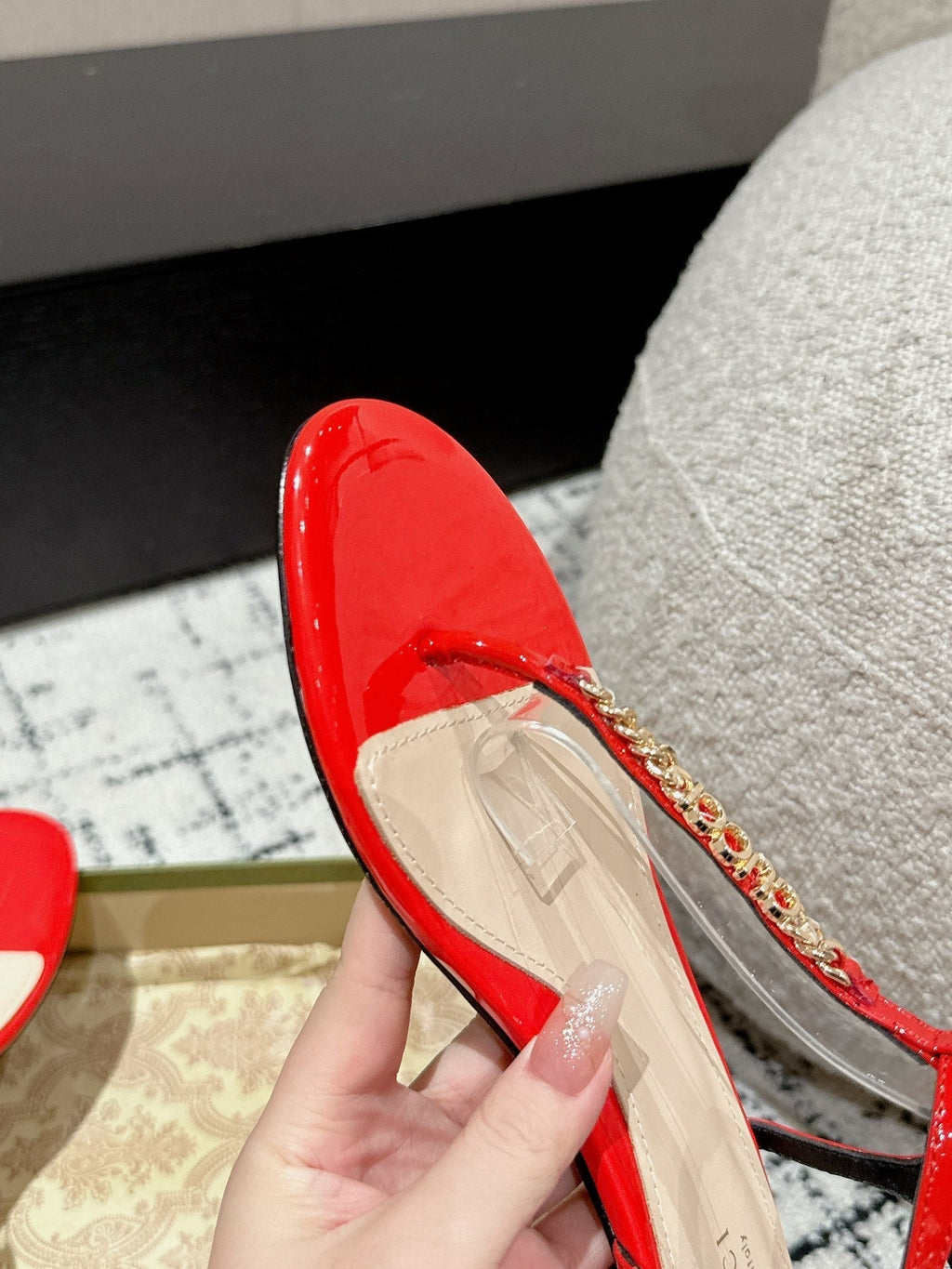 GUCCI THONG SANDAL IN CANDY RED CALFSKIN WITH GOLD HARDWARE