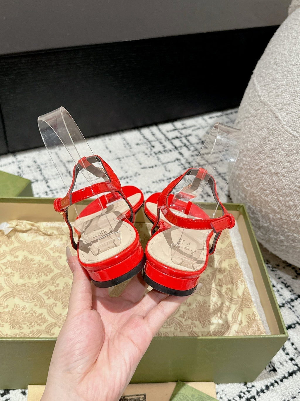 GUCCI THONG SANDAL IN CANDY RED CALFSKIN WITH GOLD HARDWARE