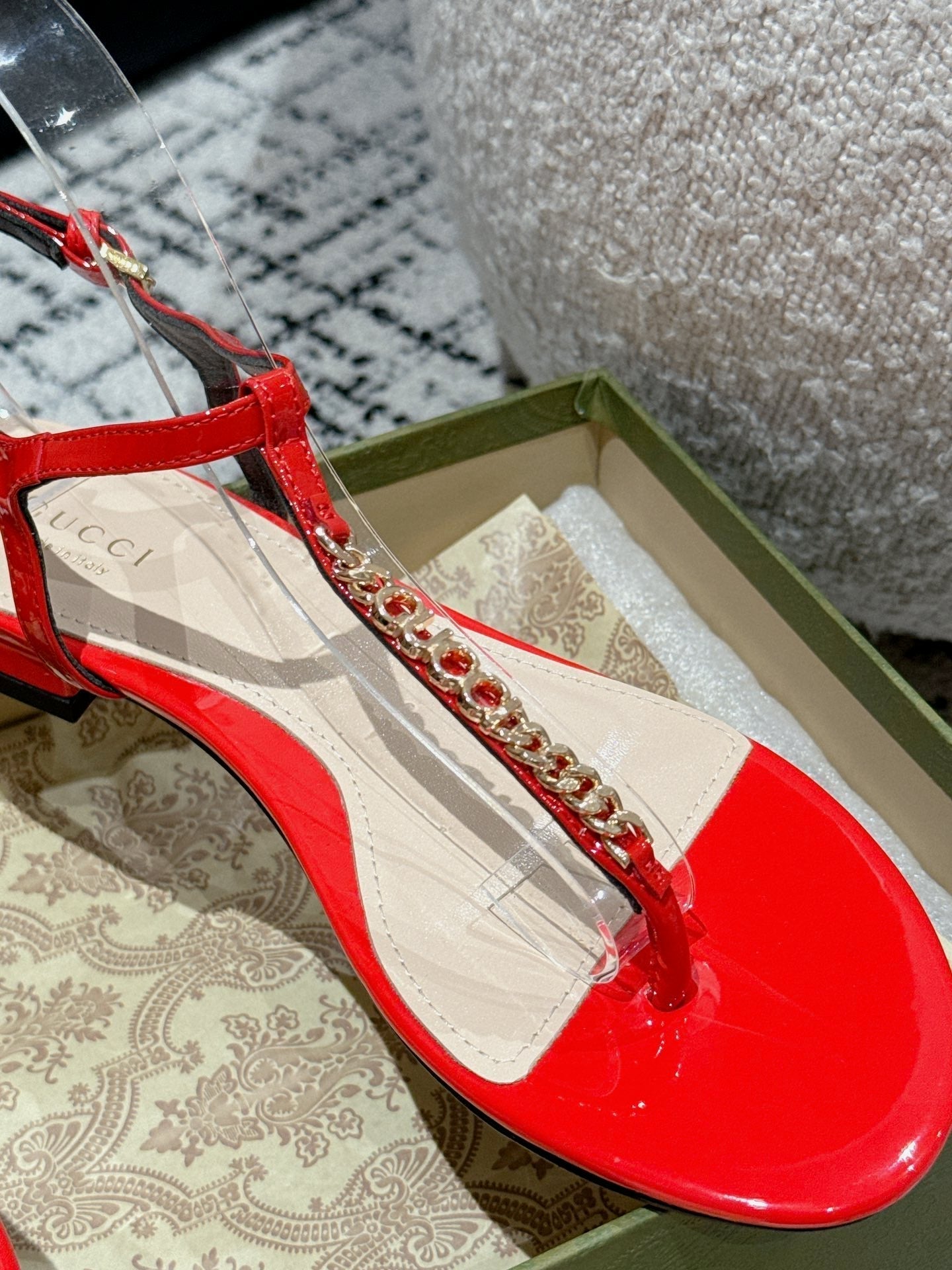 GUCCI THONG SANDAL IN CANDY RED CALFSKIN WITH GOLD HARDWARE