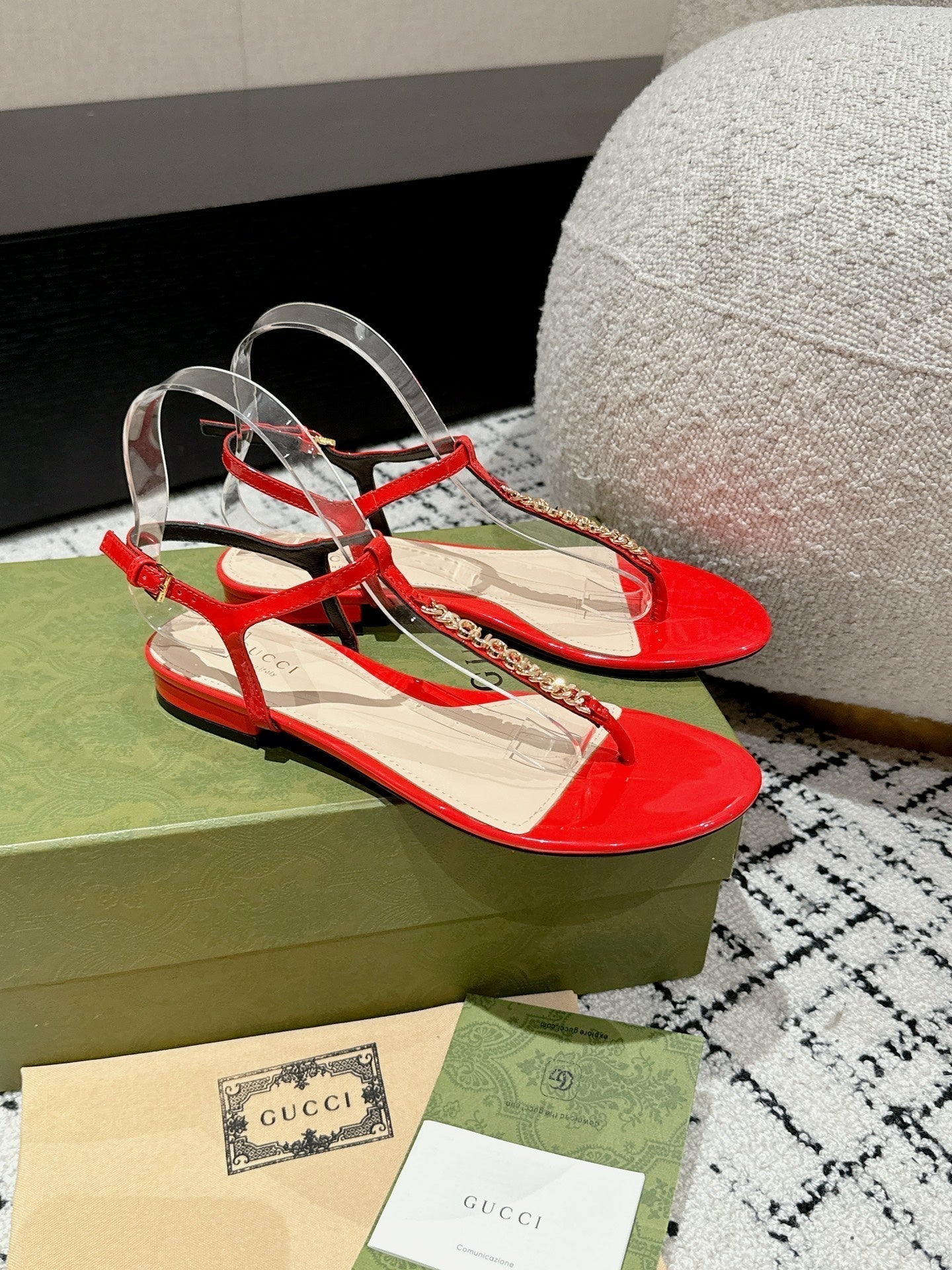GUCCI THONG SANDAL IN CANDY RED CALFSKIN WITH GOLD HARDWARE