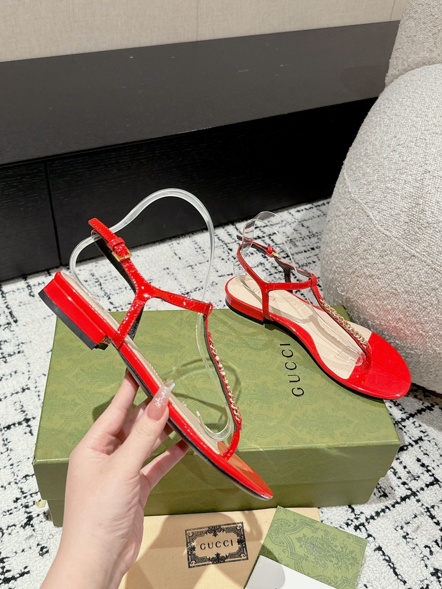 GUCCI THONG SANDAL IN CANDY RED CALFSKIN WITH GOLD HARDWARE