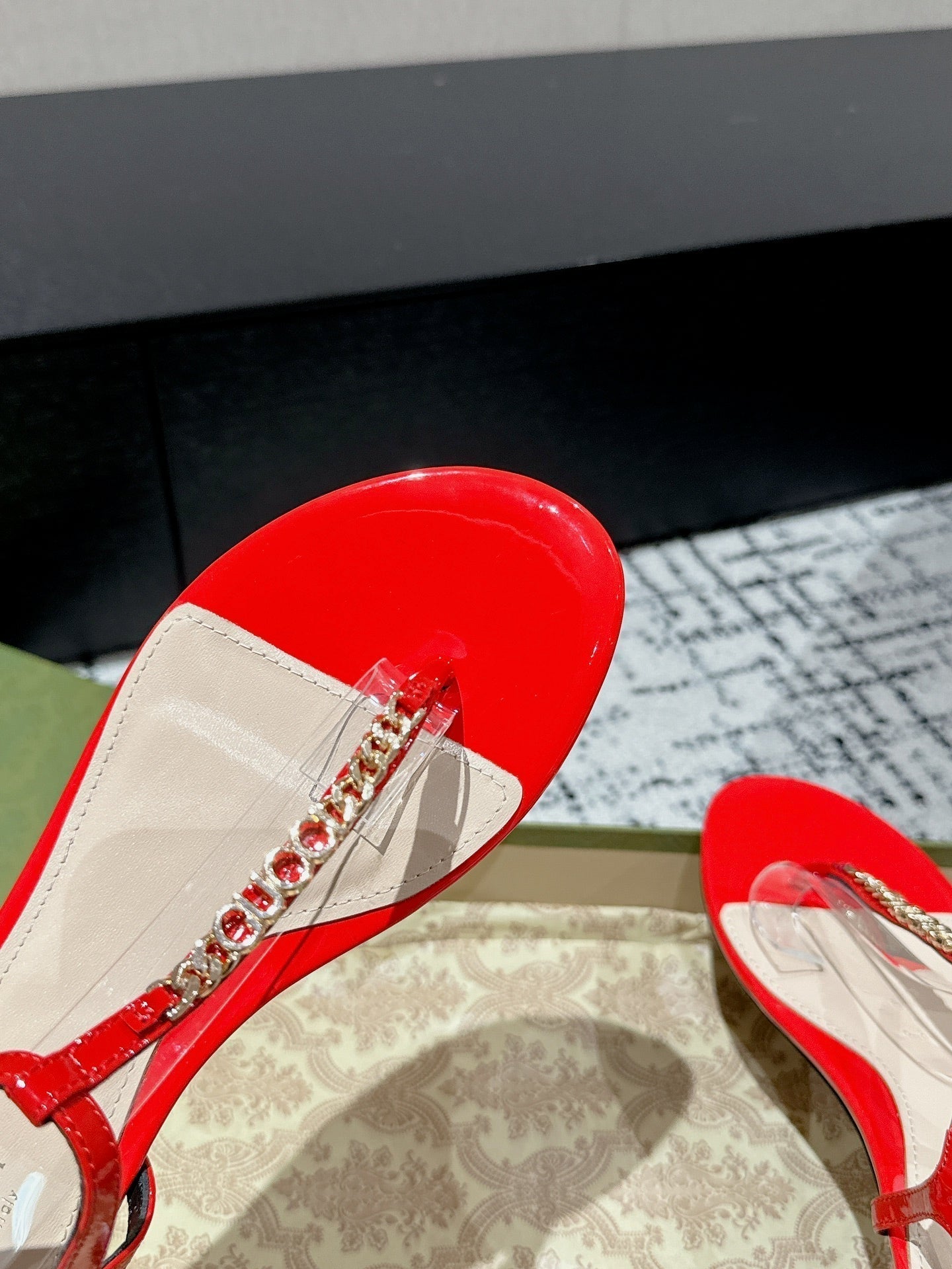 GUCCI THONG SANDAL IN CANDY RED CALFSKIN WITH GOLD HARDWARE