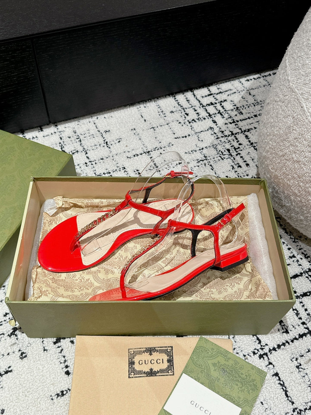 GUCCI THONG SANDAL IN CANDY RED CALFSKIN WITH GOLD HARDWARE