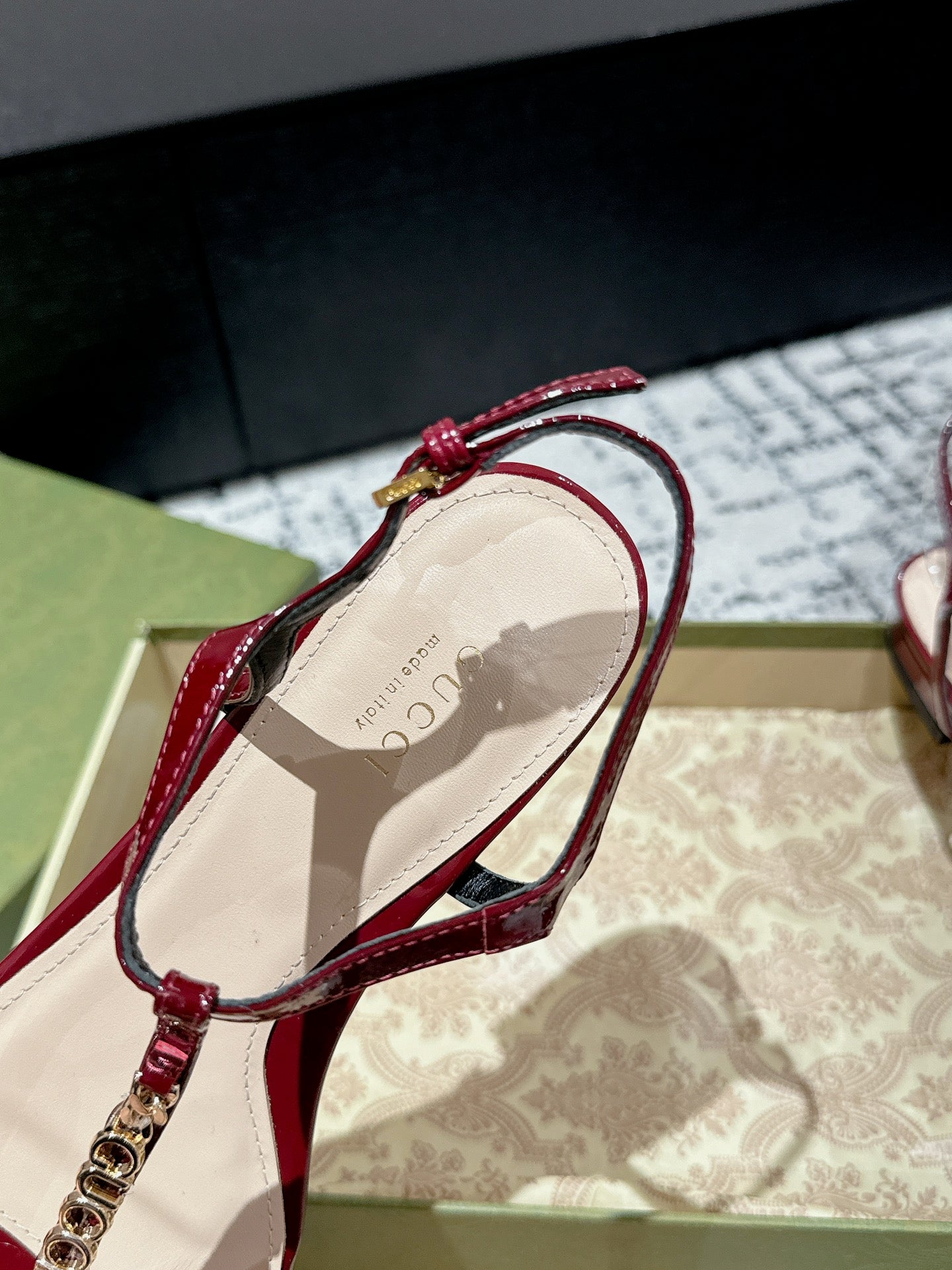 GUCCI THONG SANDAL IN CRIMSON RED CALFSKIN WITH GOLD HARDWARE