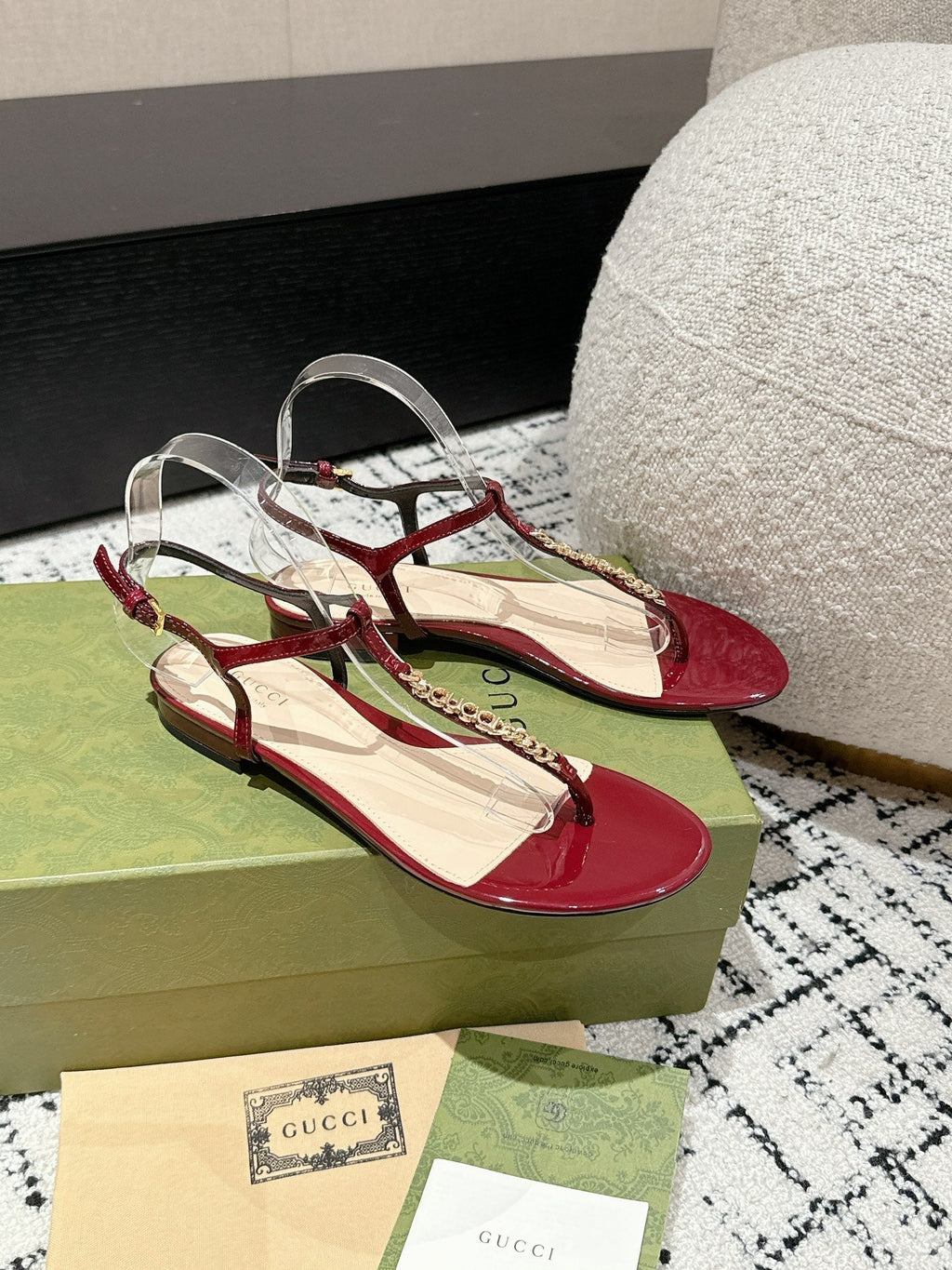 GUCCI THONG SANDAL IN CRIMSON RED CALFSKIN WITH GOLD HARDWARE