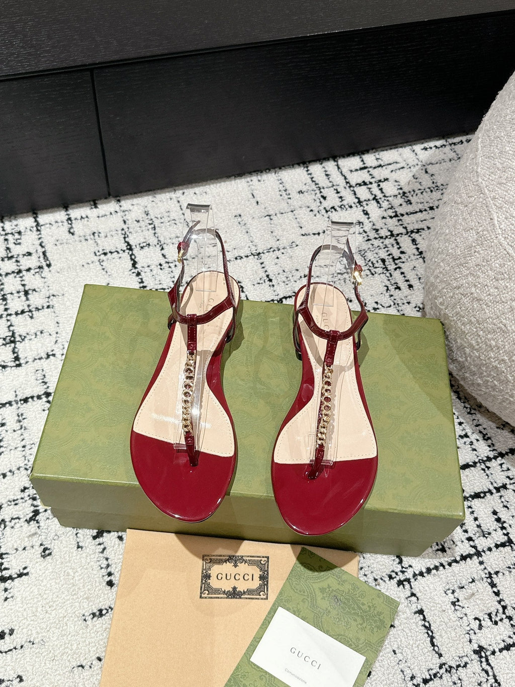 GUCCI THONG SANDAL IN CRIMSON RED CALFSKIN WITH GOLD HARDWARE