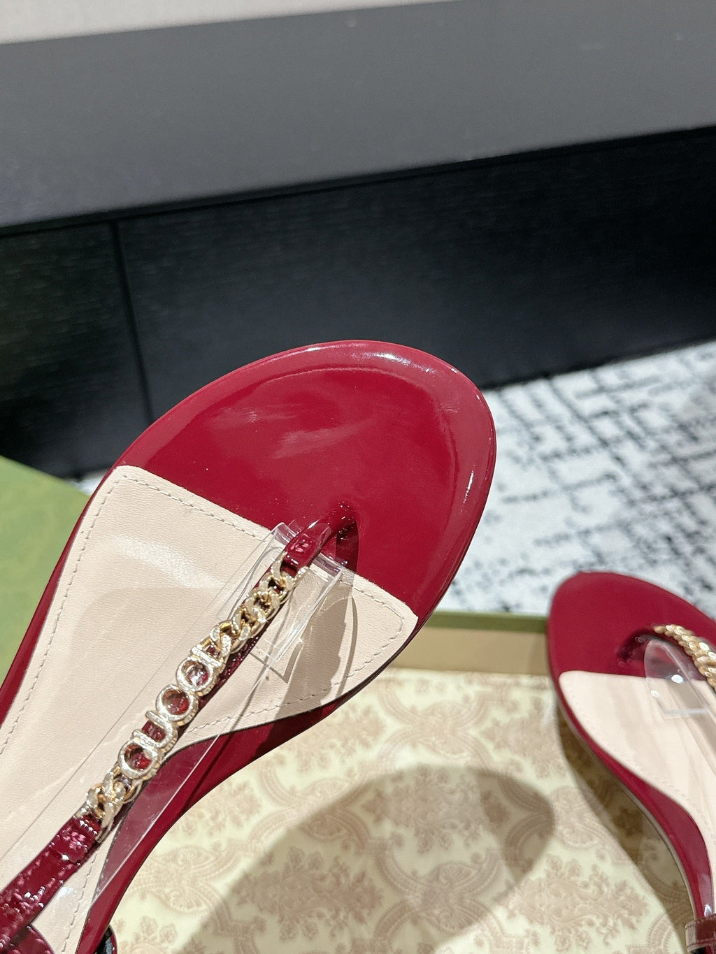 GUCCI THONG SANDAL IN CRIMSON RED CALFSKIN WITH GOLD HARDWARE