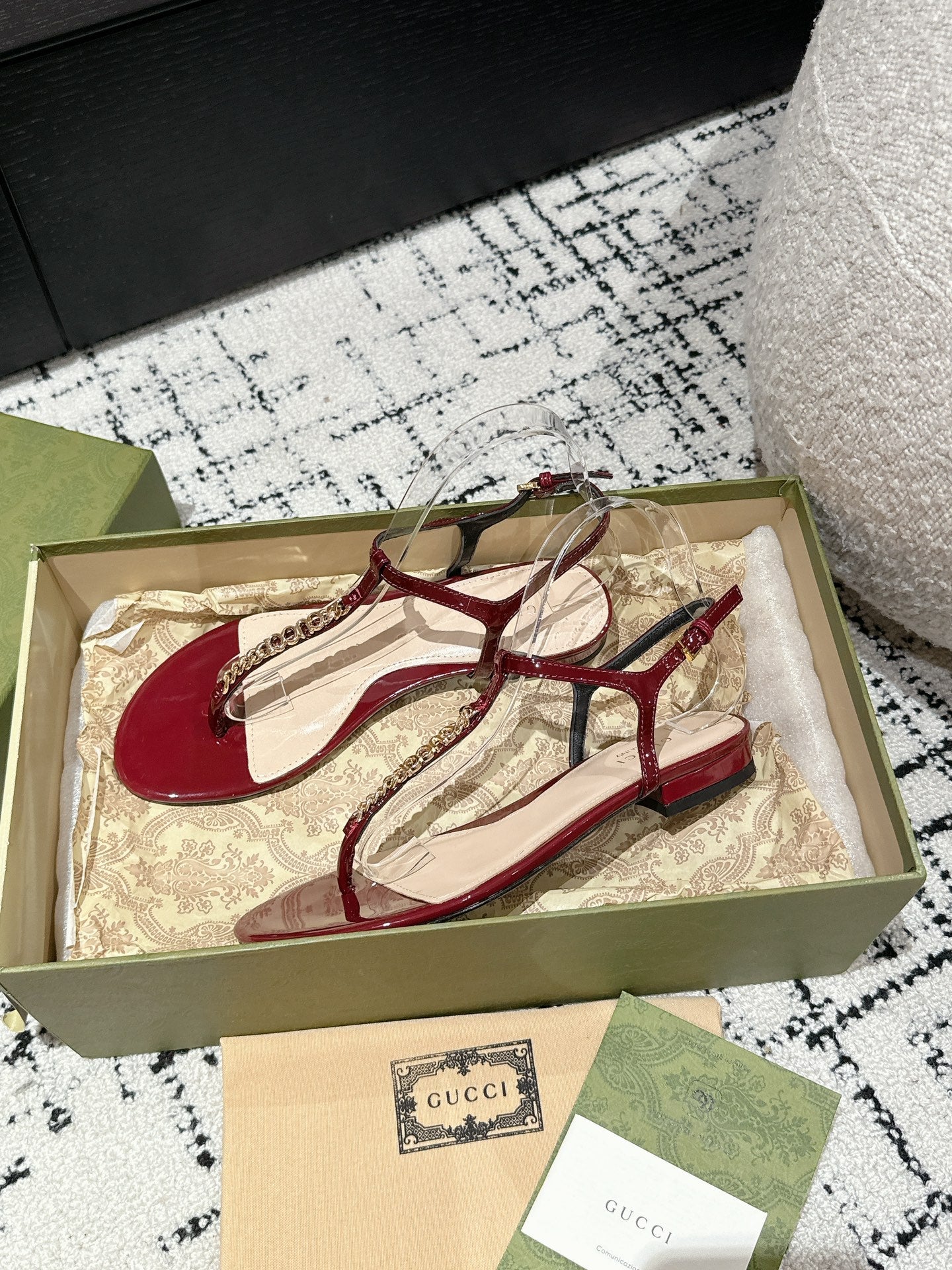 GUCCI THONG SANDAL IN CRIMSON RED CALFSKIN WITH GOLD HARDWARE