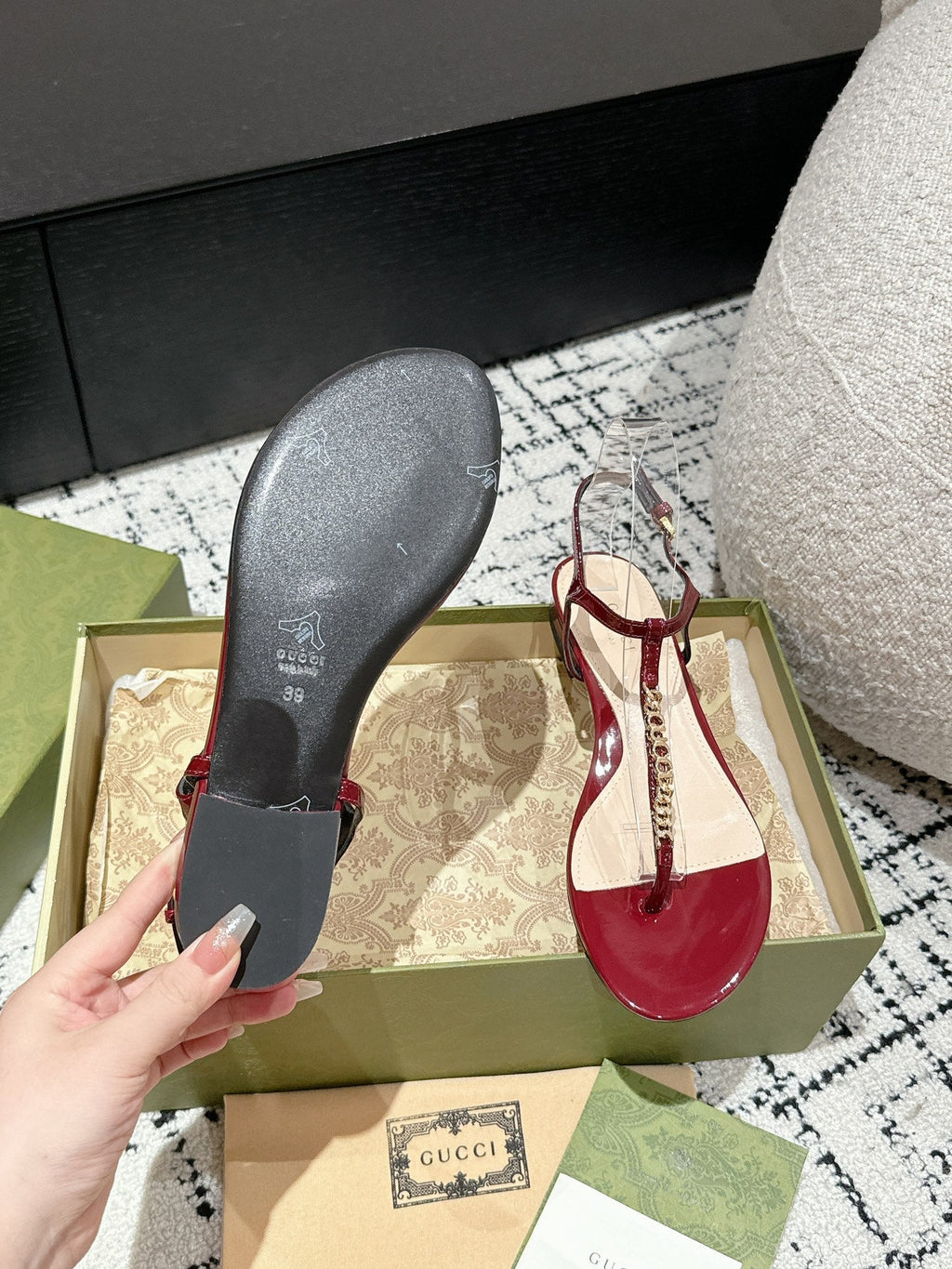 GUCCI THONG SANDAL IN CRIMSON RED CALFSKIN WITH GOLD HARDWARE
