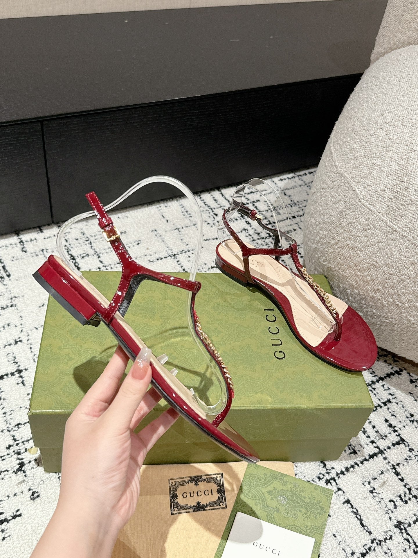 GUCCI THONG SANDAL IN CRIMSON RED CALFSKIN WITH GOLD HARDWARE