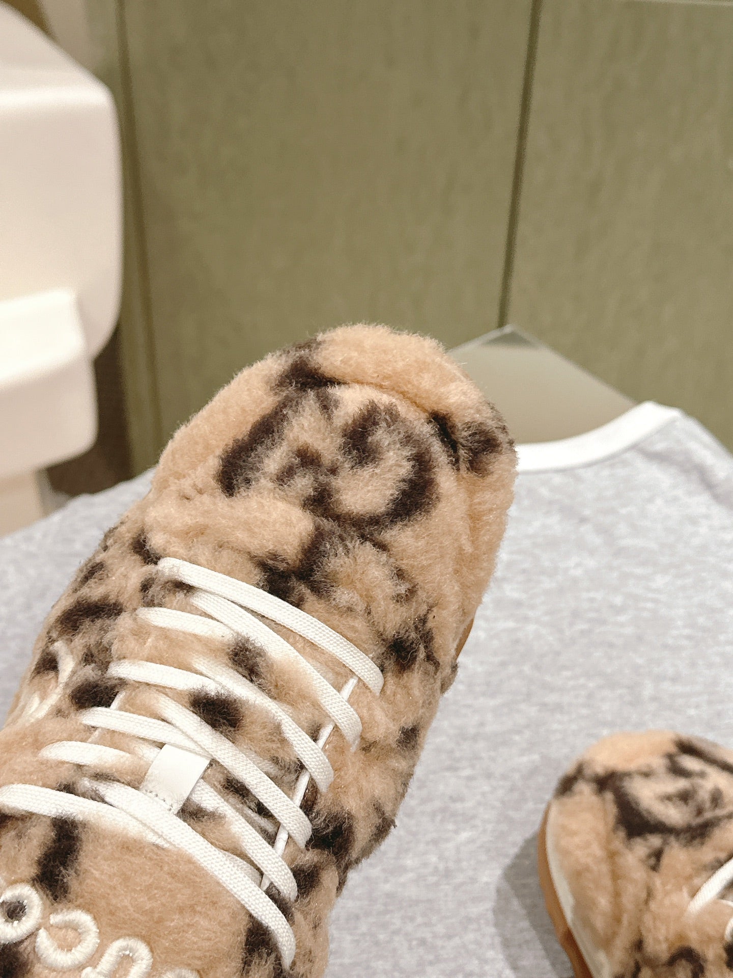 GUCCI INTERLOCKING G SNEAKER IN BEIGE WOOL
